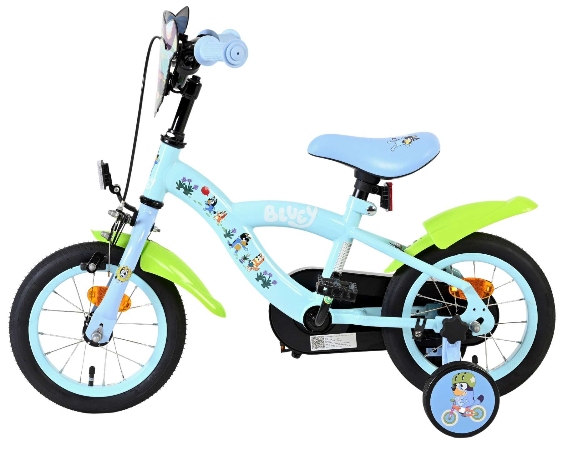 Ein hellblaues Kinderfahrrad mit grünen Schutzblechen, 'Bluey'-Branding und Stützrädern.
