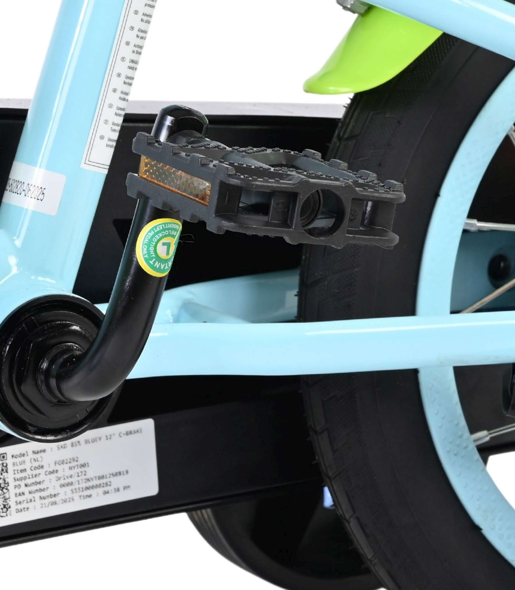 Ein blauer Fahrradrahmen mit schwarzem Pedal, Rad und Speichen.