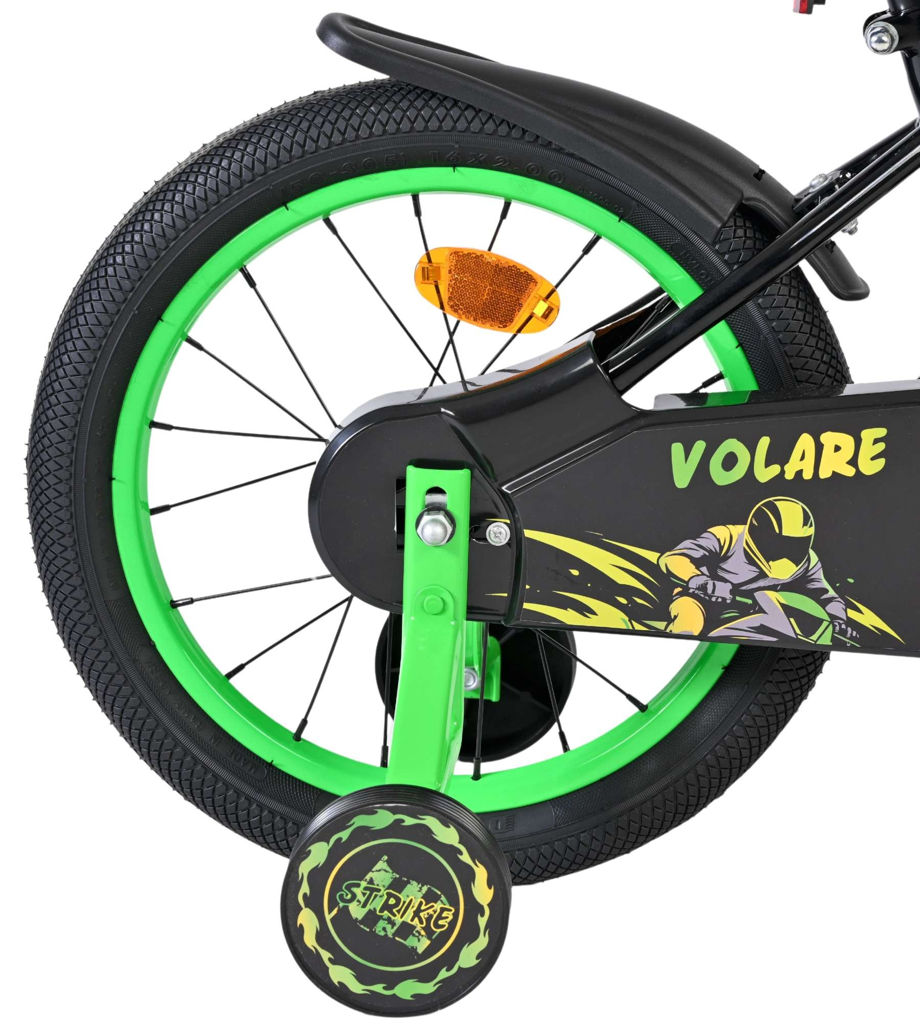 Kinderrad mit grünem Felgenband, schwarzem Reifen, Stützrädern und "Volare"-Aufdruck.