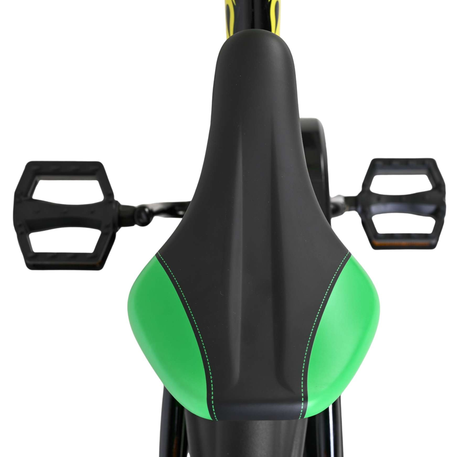 Nahaufnahme eines Fahrradsattels mit grünen Akzenten und Pedalen.