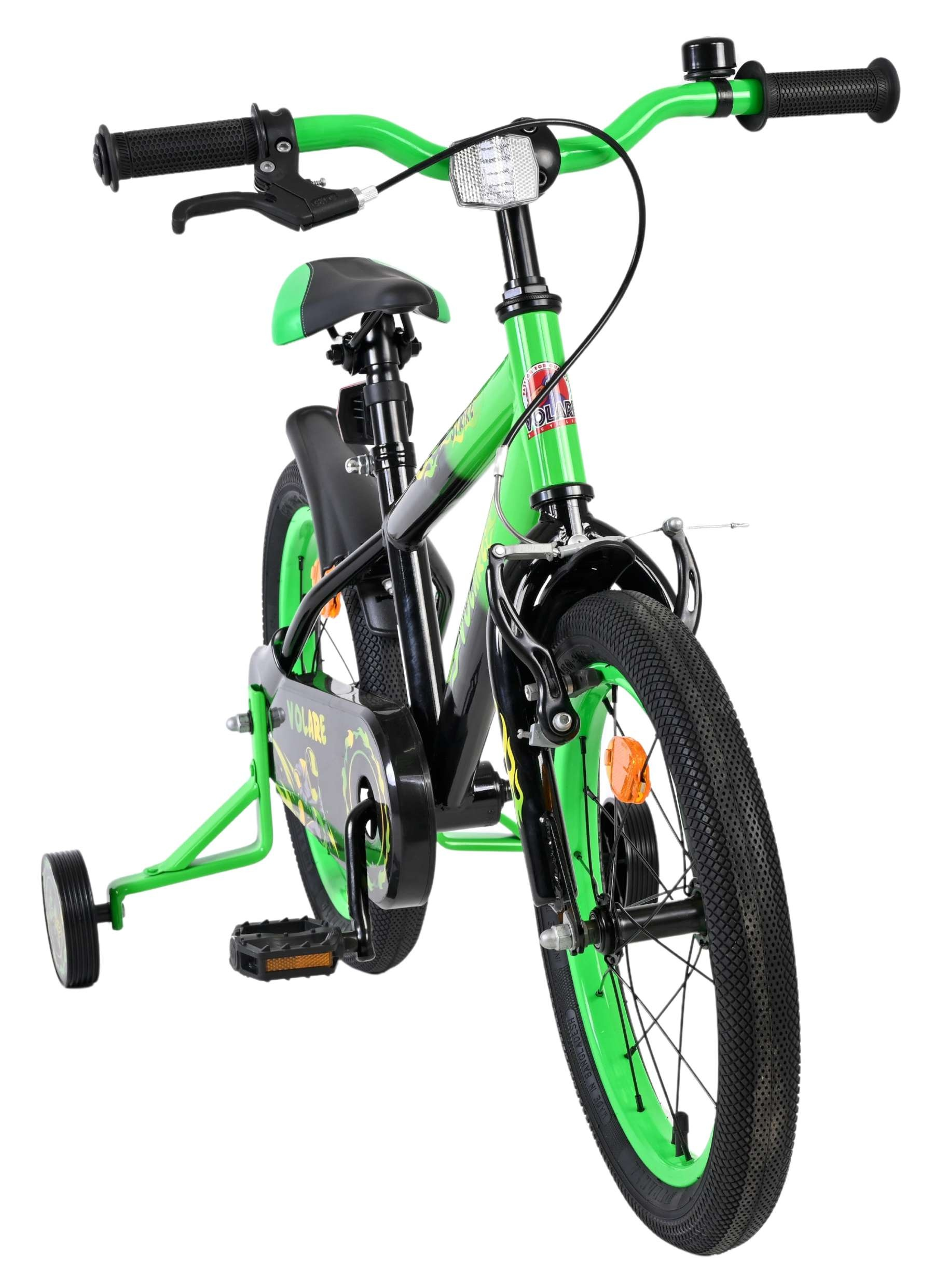 Ein grünes Kinderfahrrad mit Stützrädern und schwarzem Lenker.