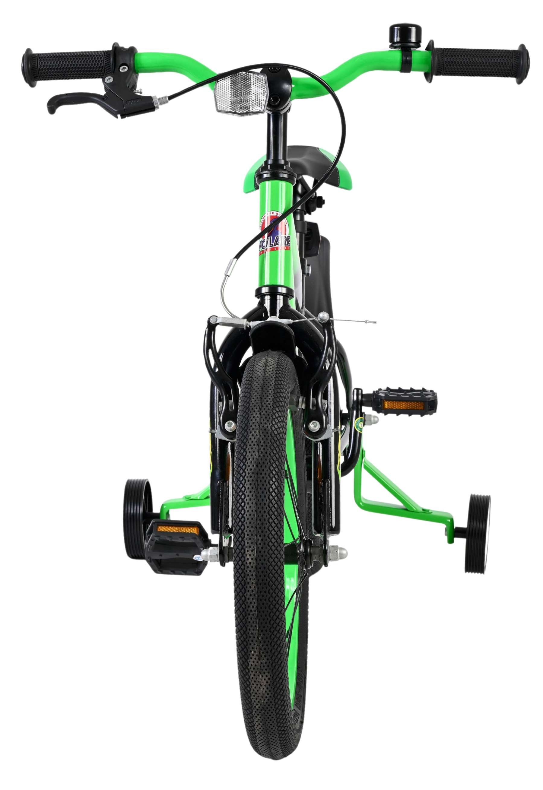 Ein grünes Kinderfahrrad mit Stützrädern, Vorderansicht.