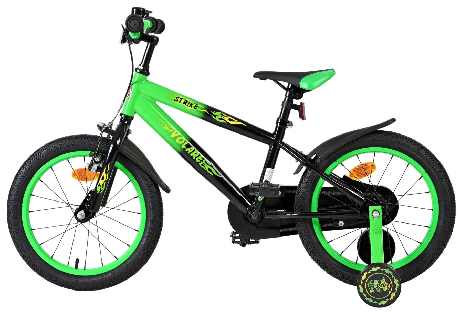Ein grünes und schwarzes Kinderfahrrad mit Stützrädern, auf weißem Hintergrund.