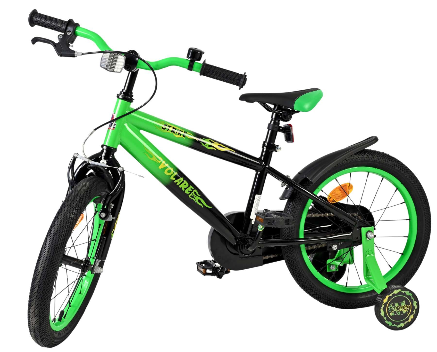 Ein grünes und schwarzes Kinderfahrrad mit Stützrädern steht vor weißem Hintergrund.