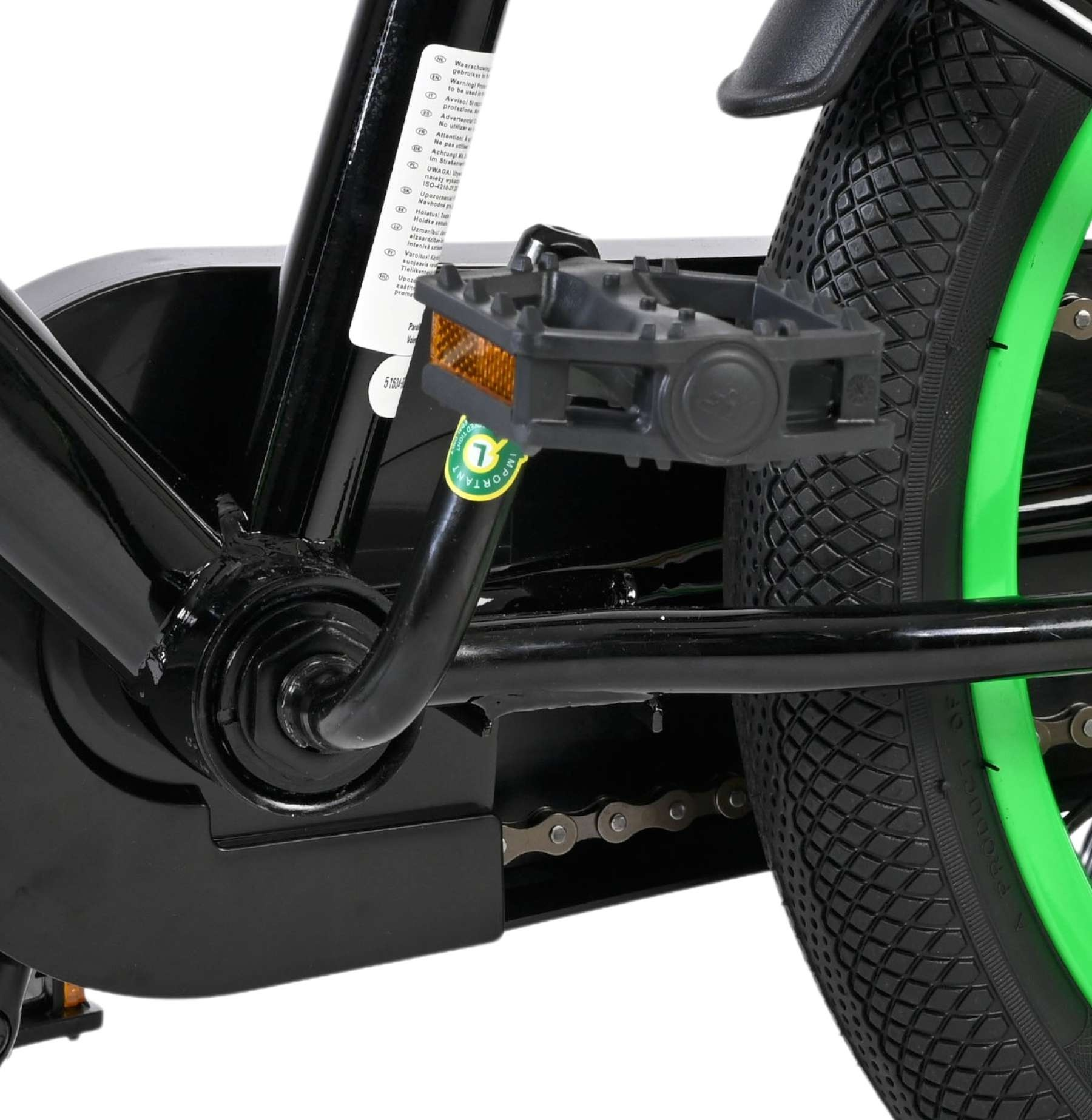 Nahaufnahme des Fahrradpedals, der Kette und des grünen Rads.