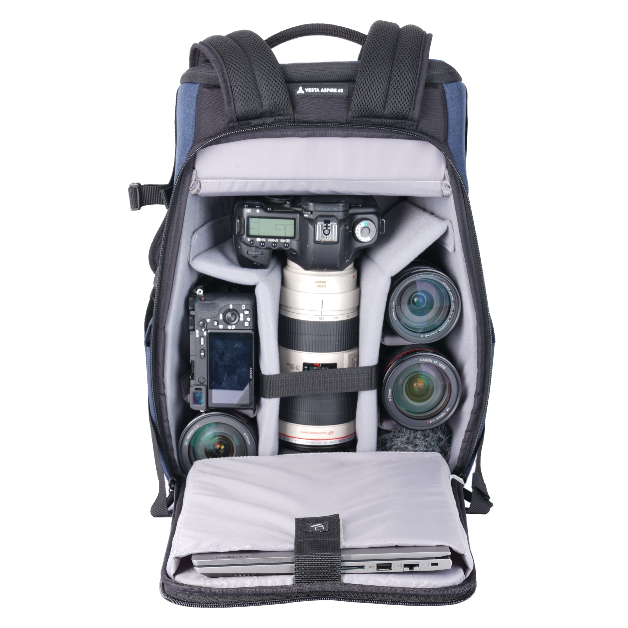 Una mochila para cámara con c ámaras, lentes y una laptop dentro.