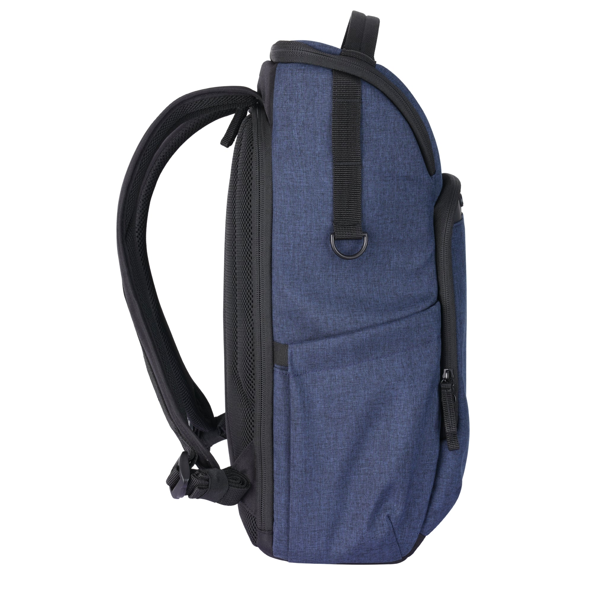 Una mochila azul con correas y cremalleras negras, vista de lado.