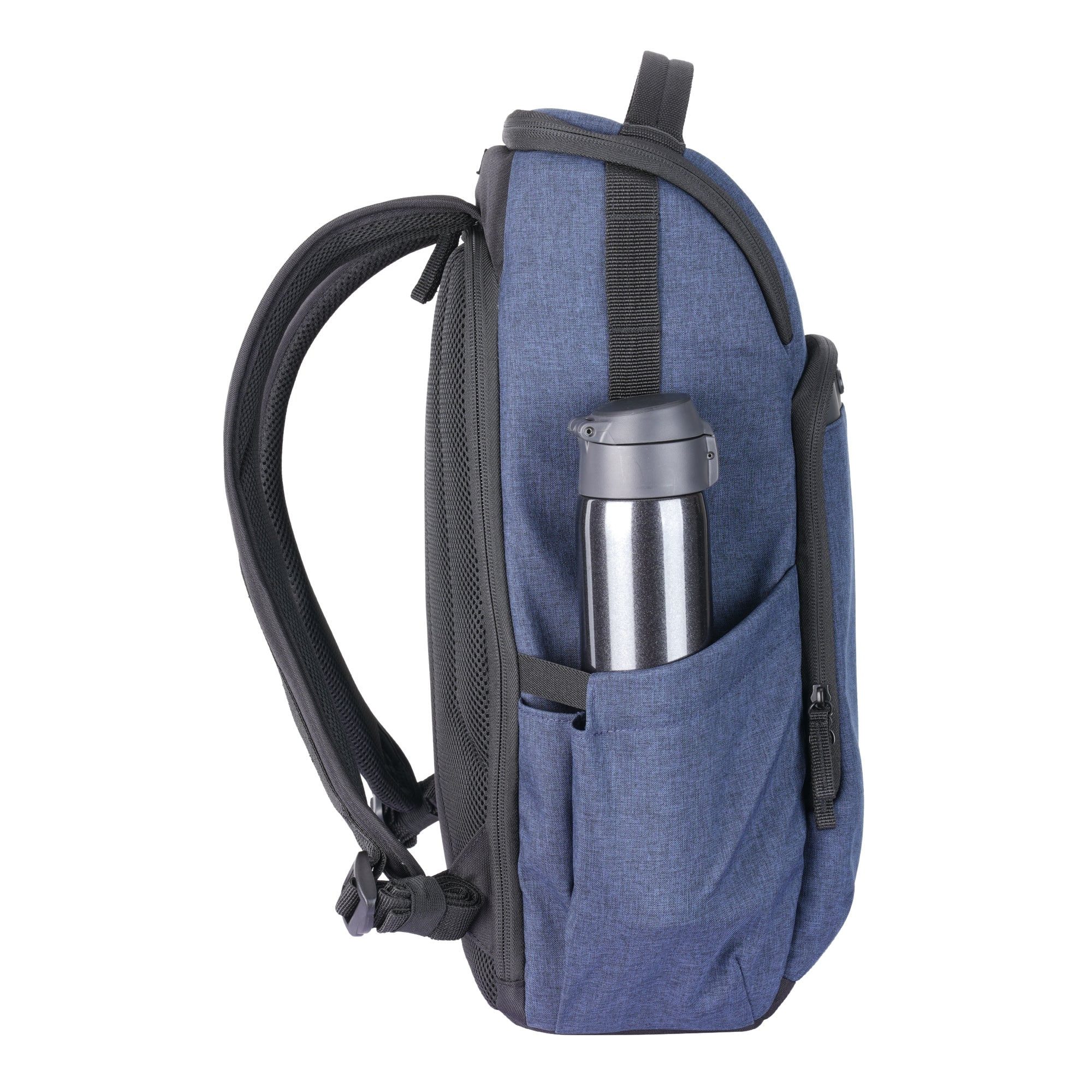 Una mochila azul con una botella de agua plateada en el bolsillo lateral.
