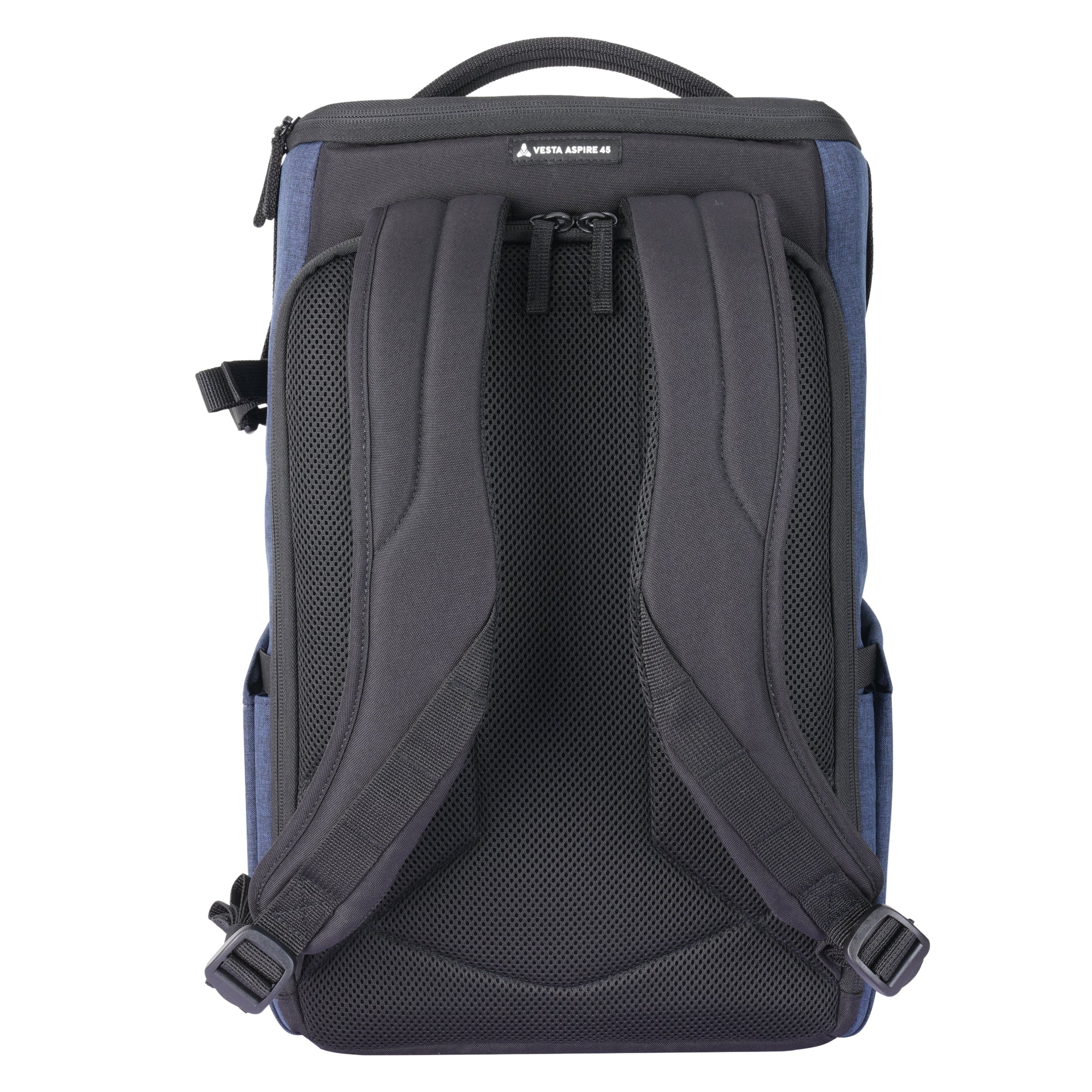 Vista trasera de una mochila azul y negra con correas acolchadas y panel trasero de malla.