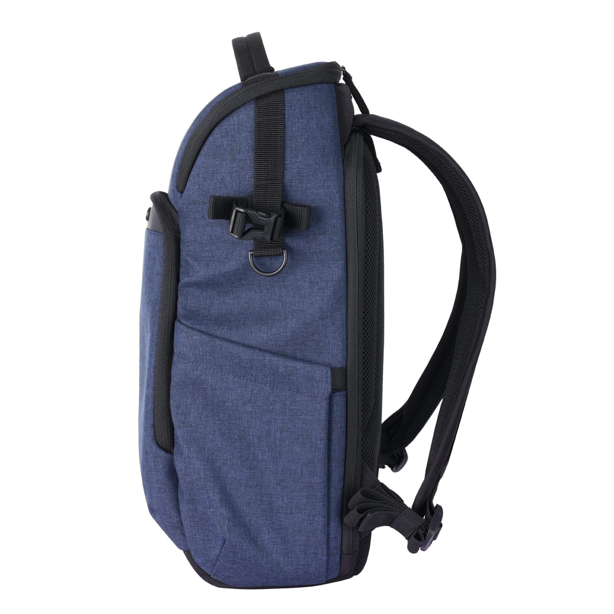Una mochila azul con correas y cremalleras negras, vista de lado.