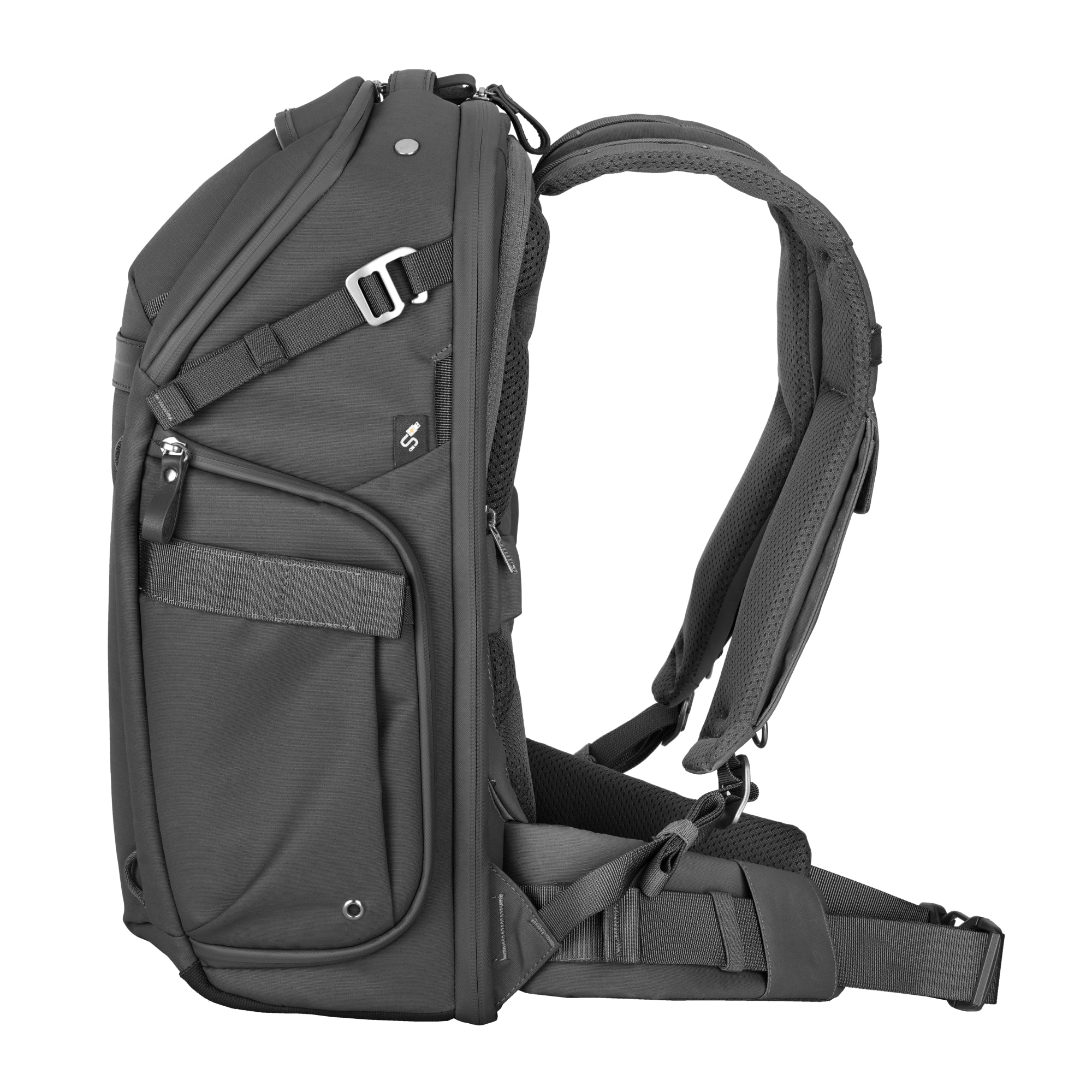 Mochila gris con correas acolchadas y cinturón lumbar, vista de perfil.