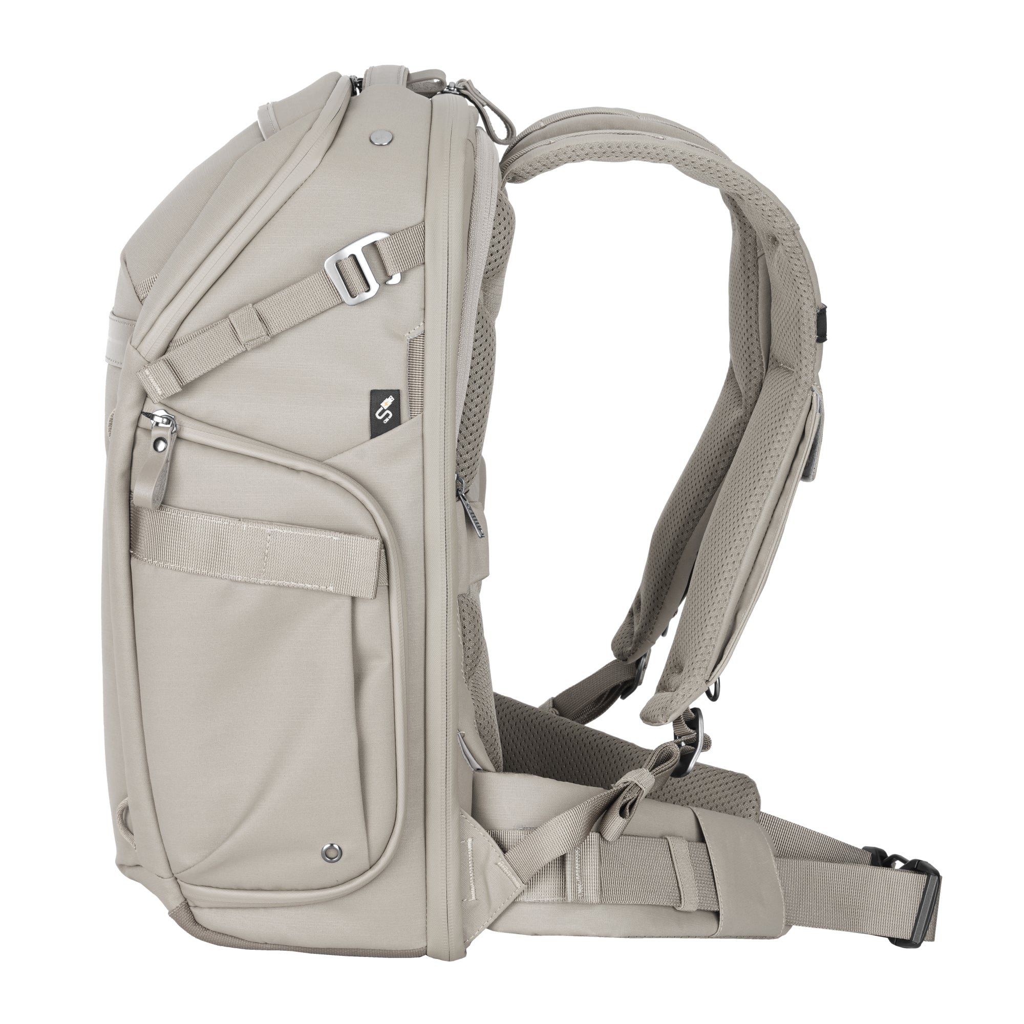 Grauer Rucksack mit gepolsterten Trägern und Schnallen, von der Seite gezeigt.