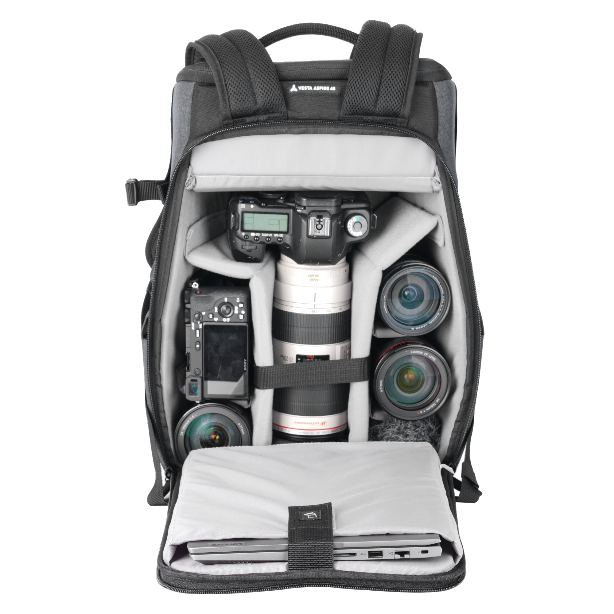 Offener Rucksack mit Kameras, Objektiven, Laptop und Zubehör.