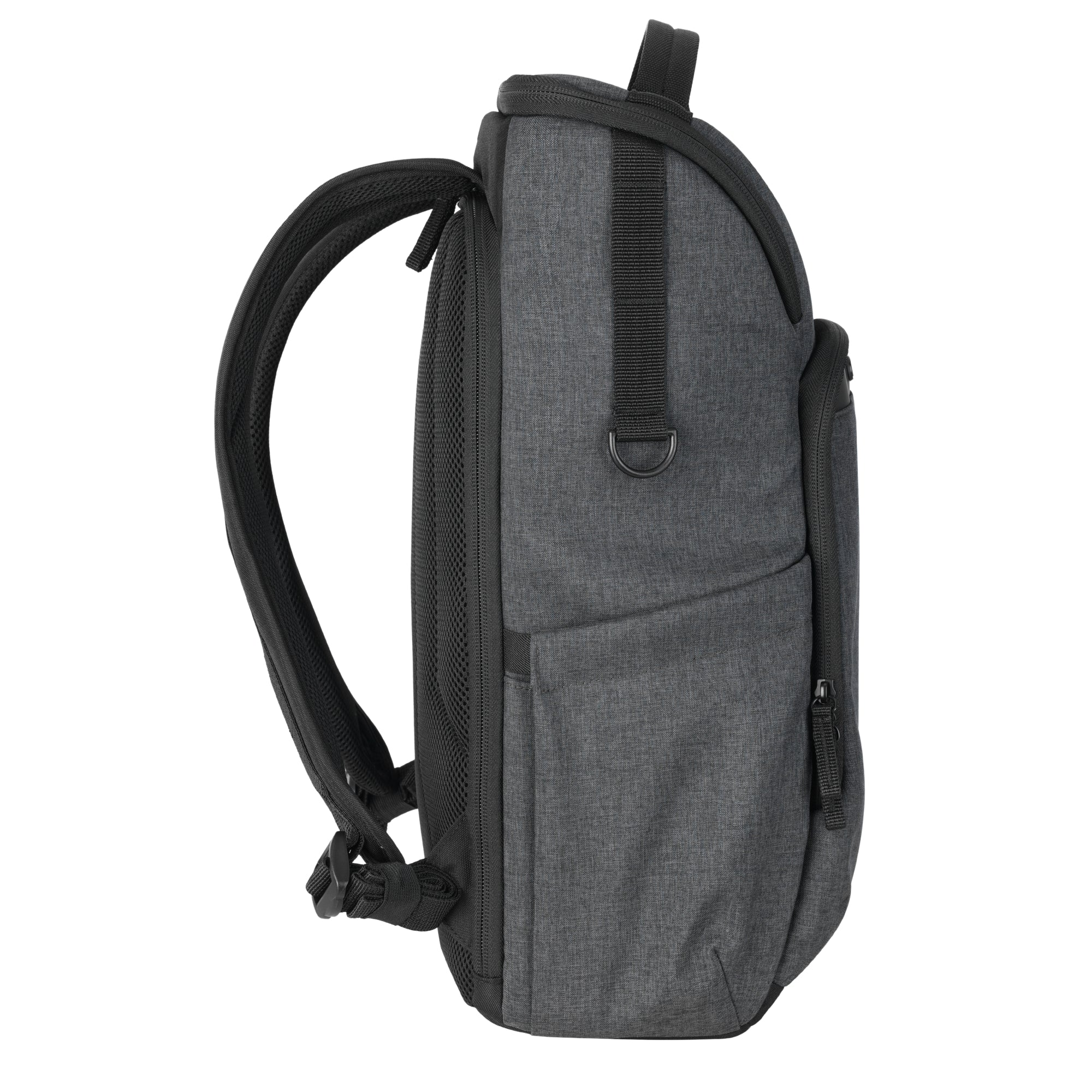Grauer Rucksack mit schwarzen Trägern, von der Seite gezeigt.
