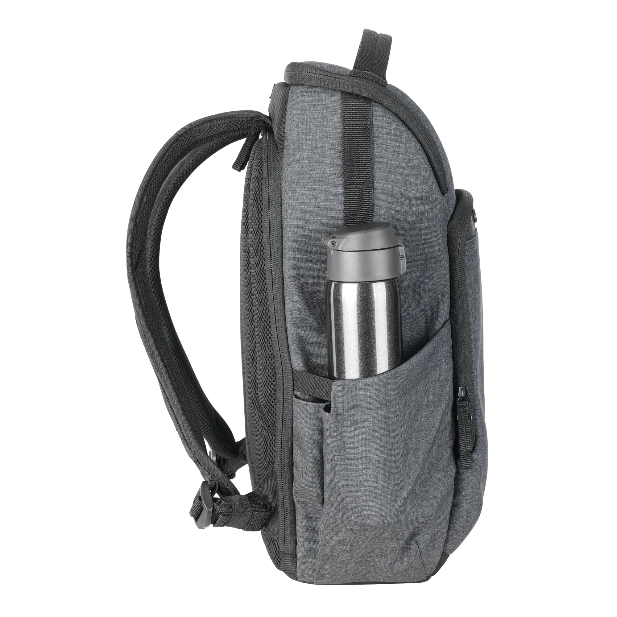 Grauer Rucksack mit silberner Wasserflasche in Seitentasche.