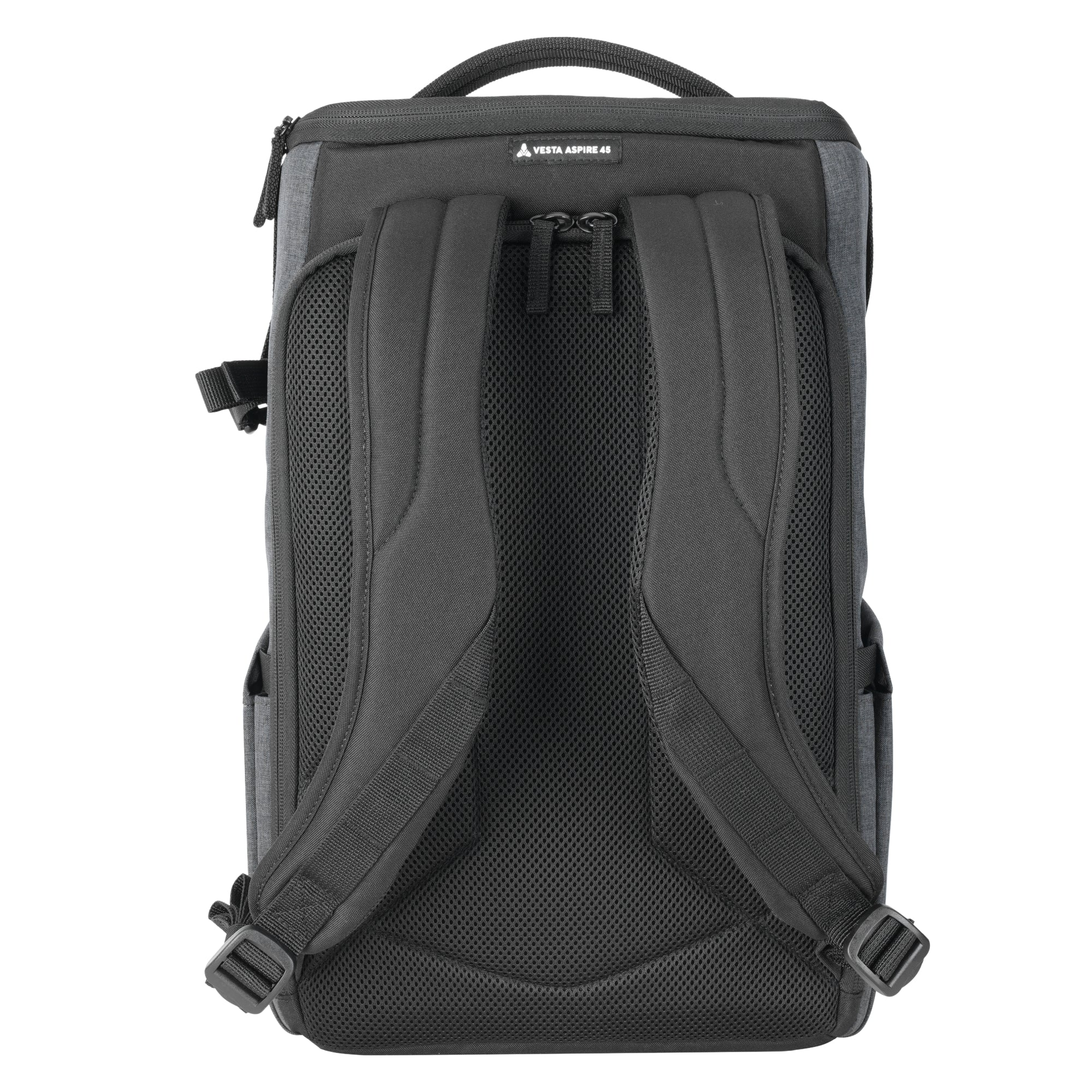 Rückansicht eines schwarzen Rucksacks mit gepolsterten Trägern und Netzrücken.