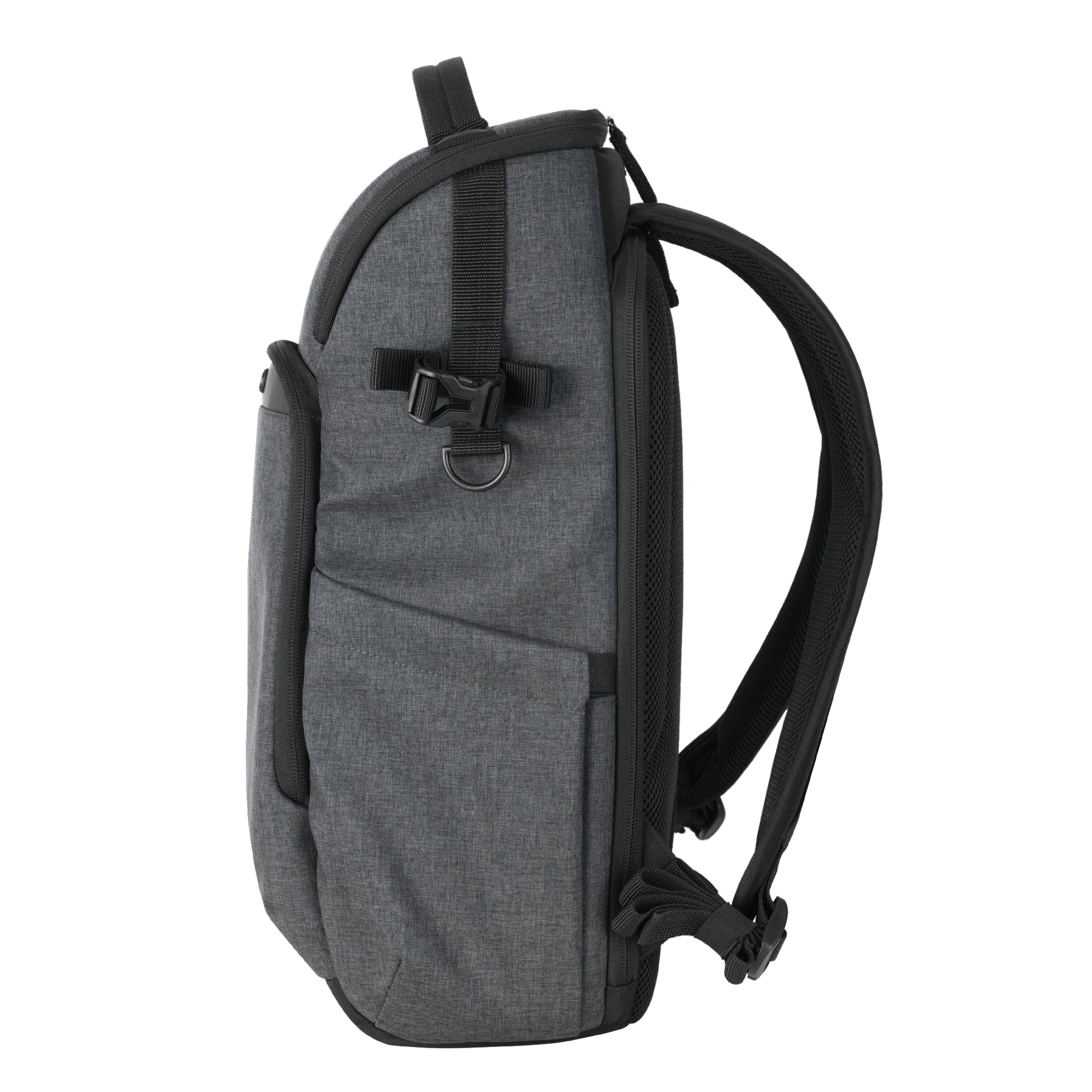 Grauer Rucksack mit schwarzen Gurten und Schnallen, Seitenansicht.