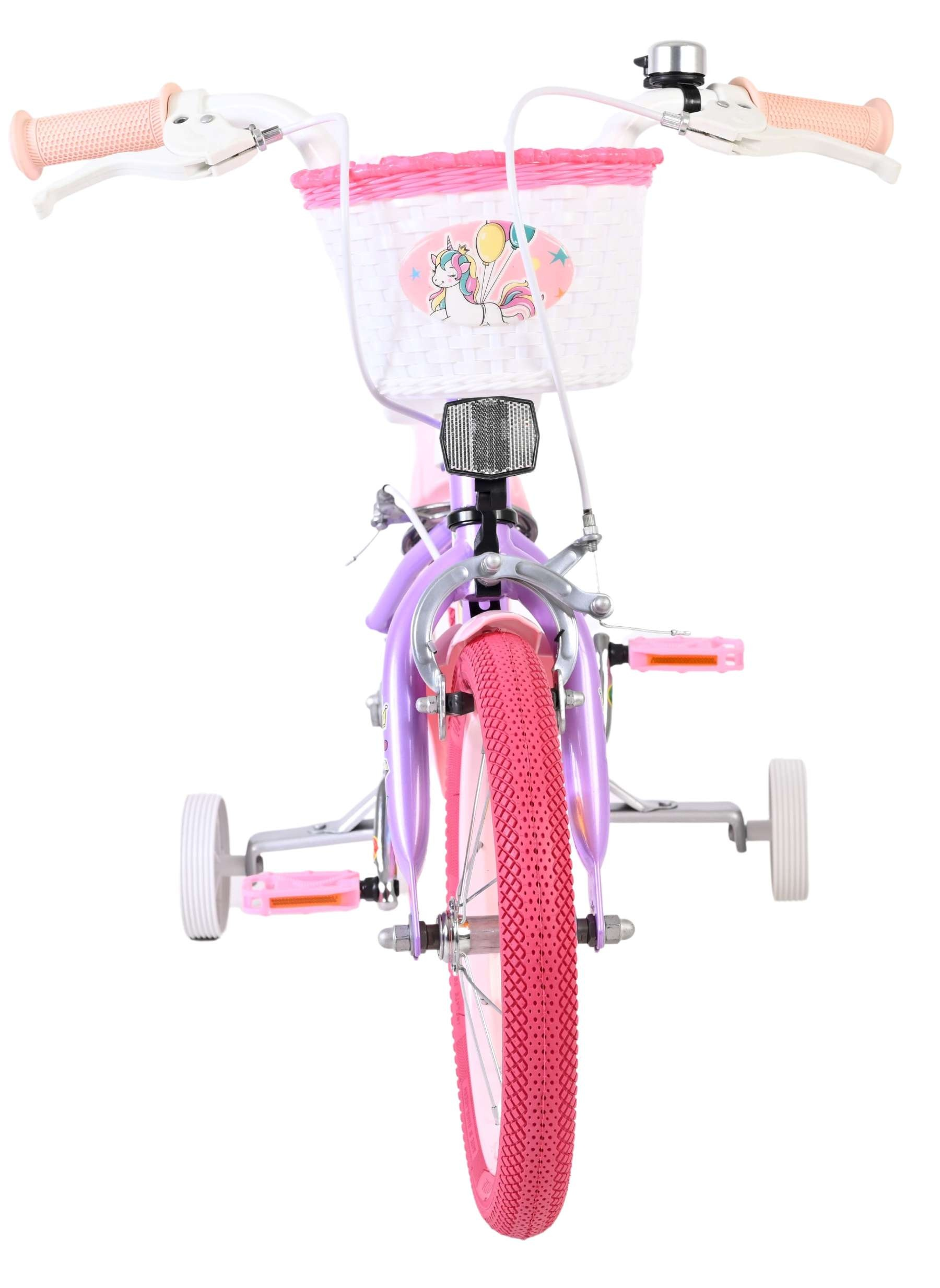 Ein lila Kinderfahrrad mit rosa Rädern, Stützrädern und einem Korb mit Einhorn-Aufkleber.