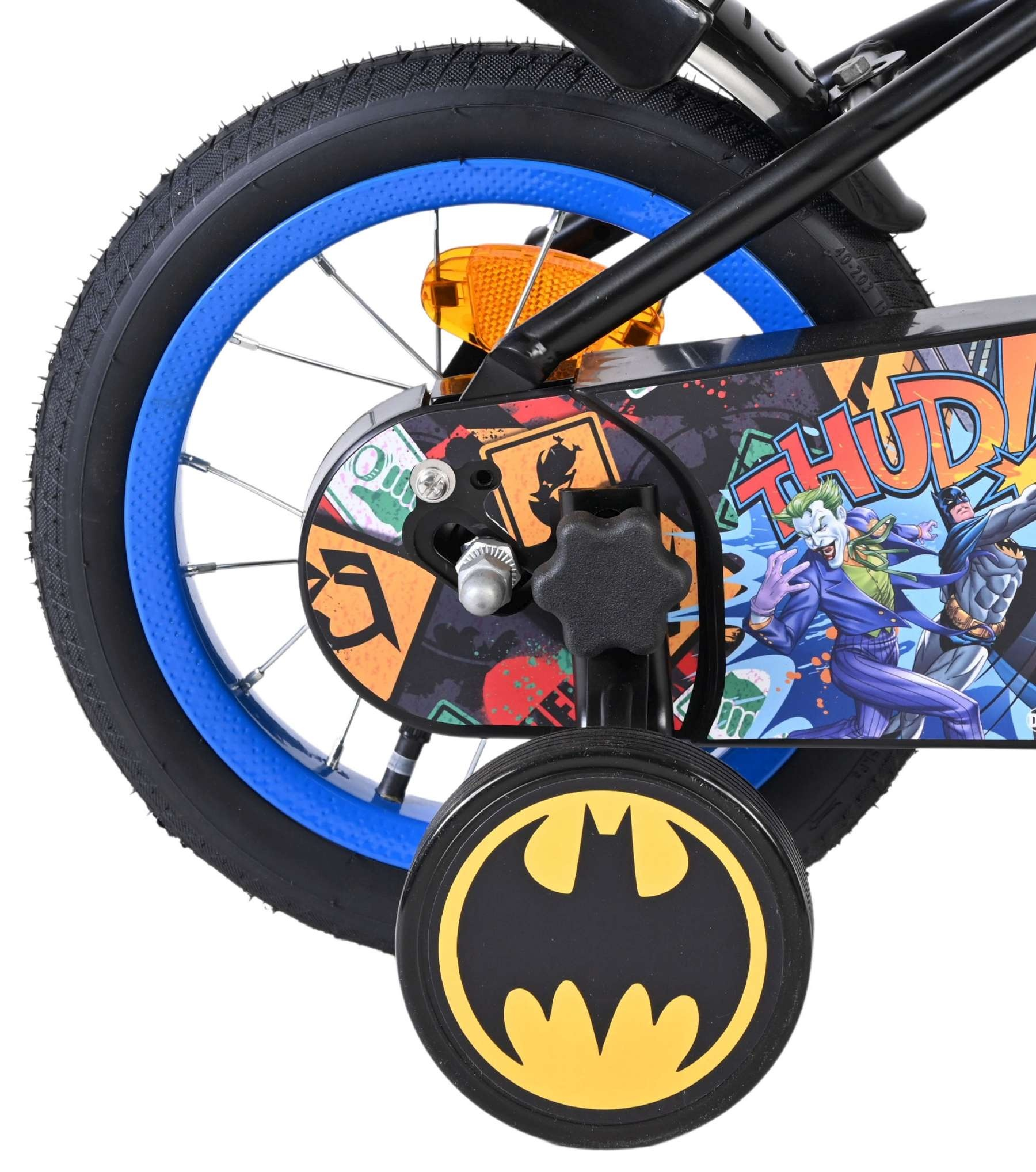 Detailaufnahme eines Kinderfahrrads mit Batman-Motiv, Trainingsrädern und blauem Felgenband.