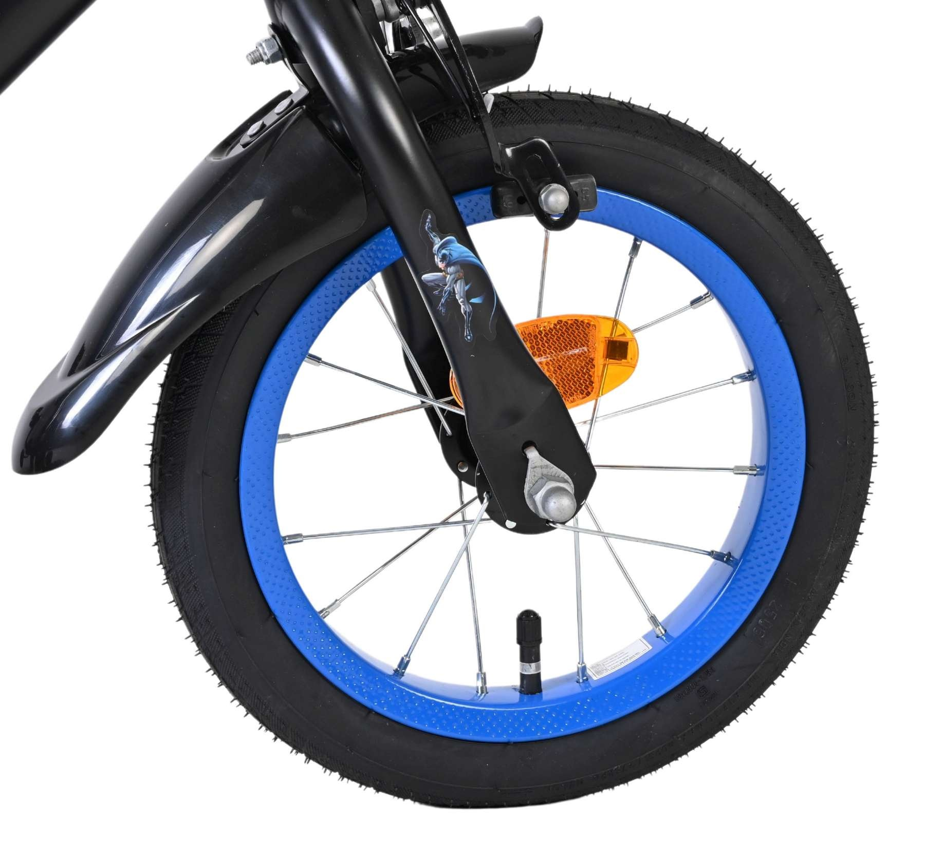 Vorderreifen eines Kinderfahrrads mit blauem Felgenrand und Batman-Aufkleber.