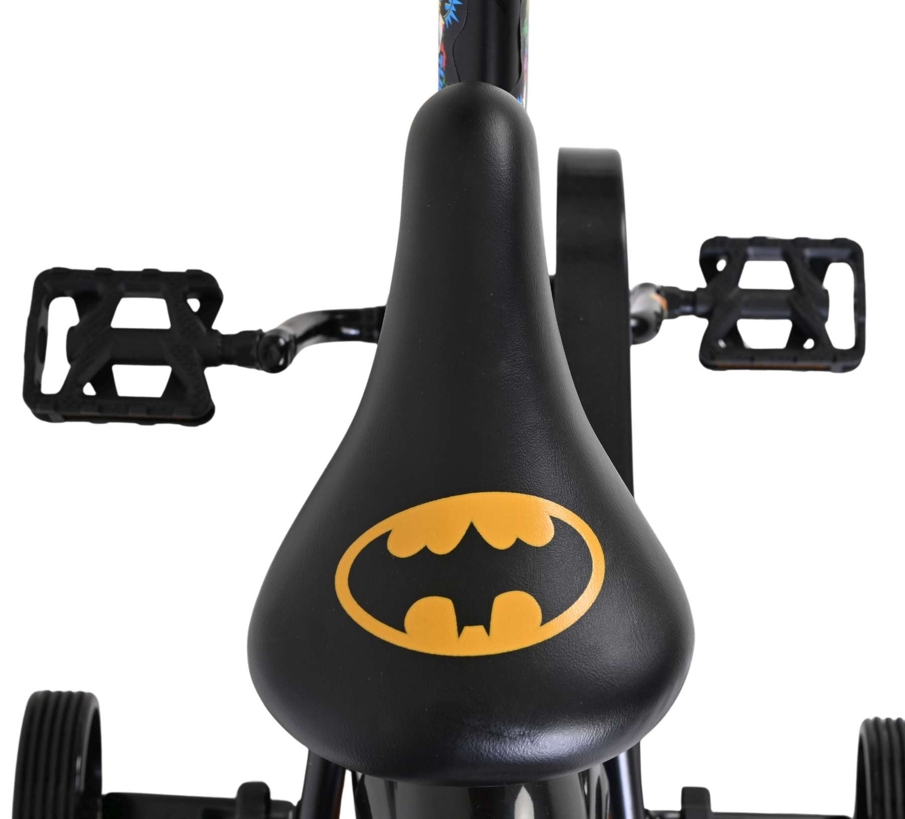 Schwarzer Fahrradsattel mit gelbem Batman-Logo, Pedalen und Rädern.