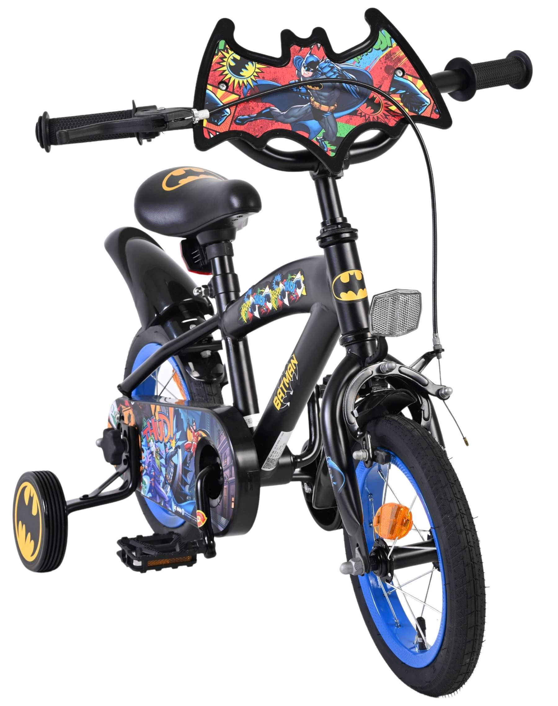 Ein schwarzes Kinderfahrrad mit Batman-Motiven und Stützrädern.