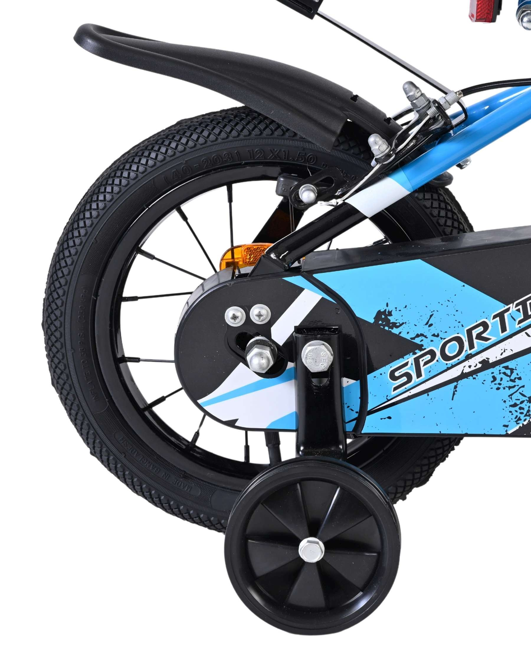 Ein blaues Kinderfahrrad mit Stützrädern, Schutzblech und dem Wort SPORTI.