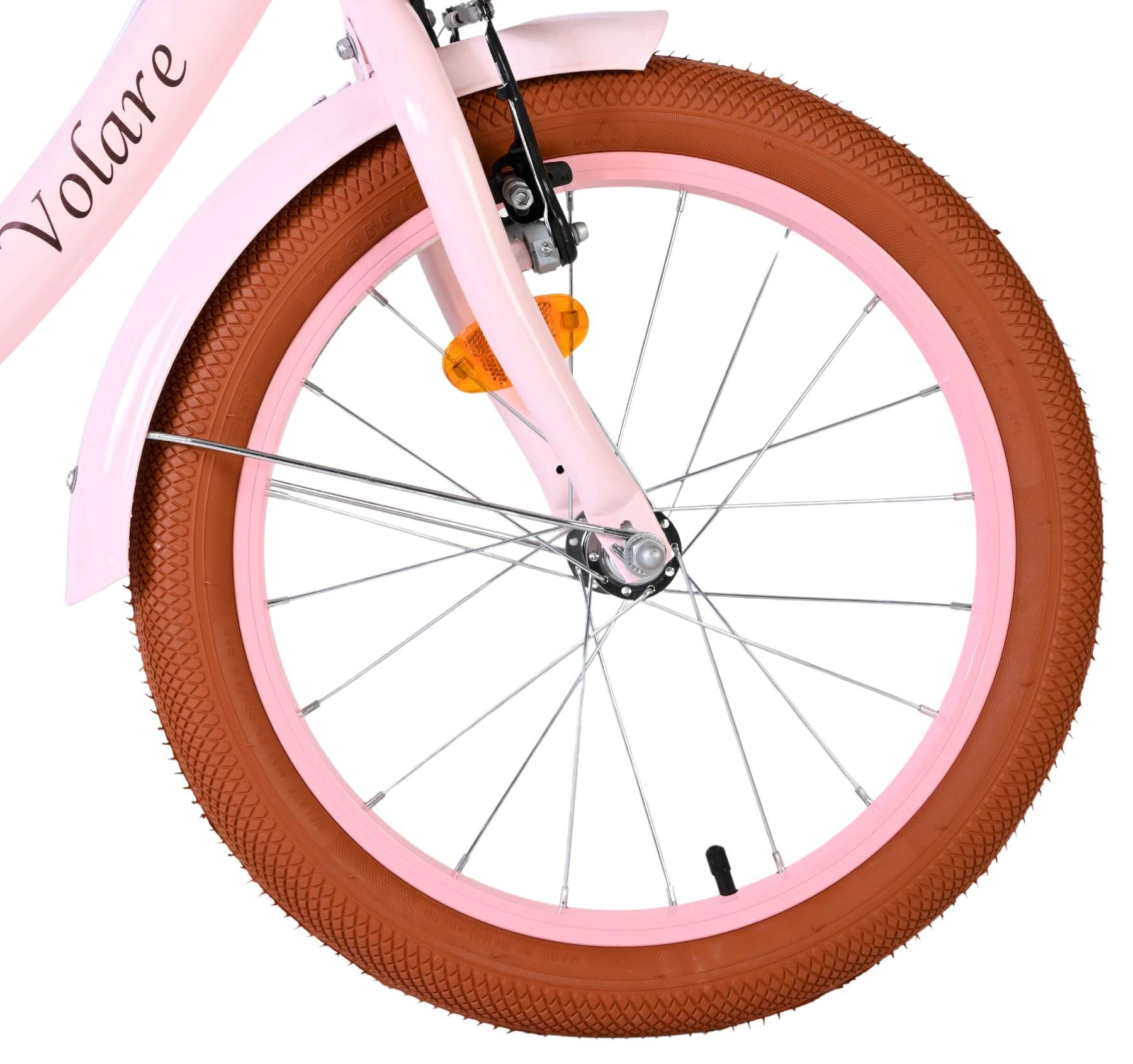 Nahes Bild eines rosafarbenen Fahrrads mit braunem Reifen und Speichen.