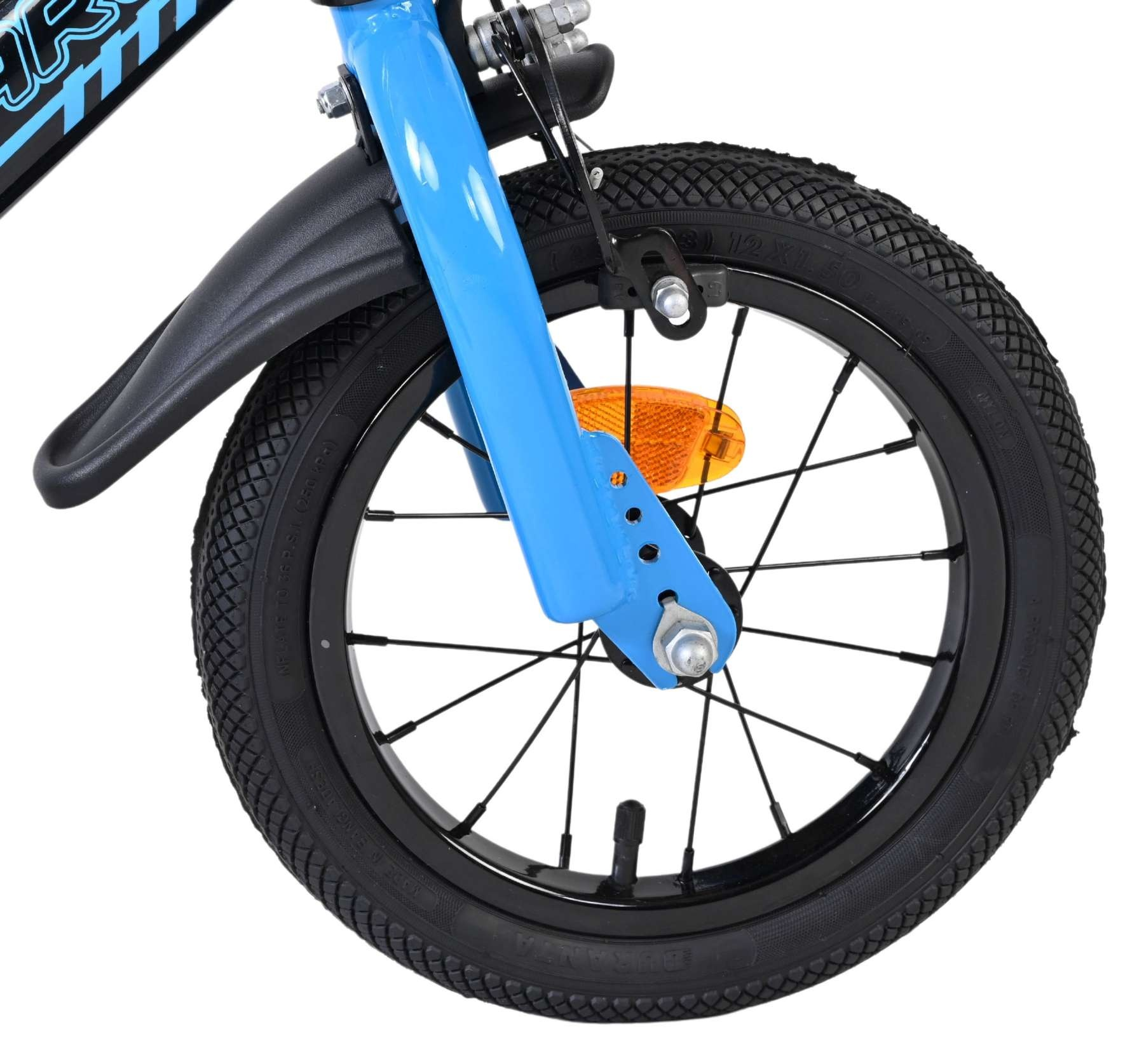 Ein blaues Fahrradvorderrad mit schwarzem Schutzblech und Speichen.