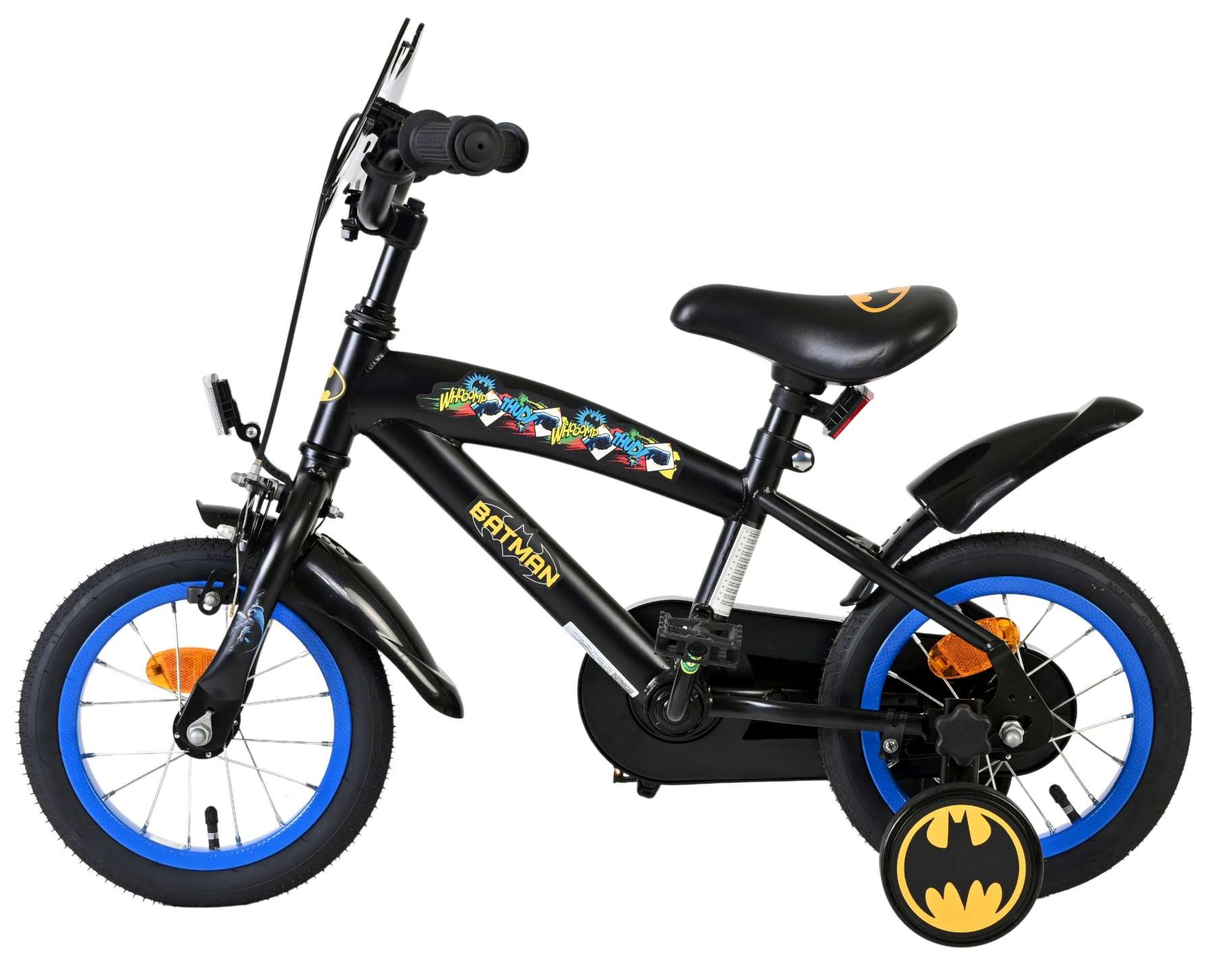 Schwarzes Kinderfahrrad mit blauen Felgen, Batman-Logo und Stützrädern.