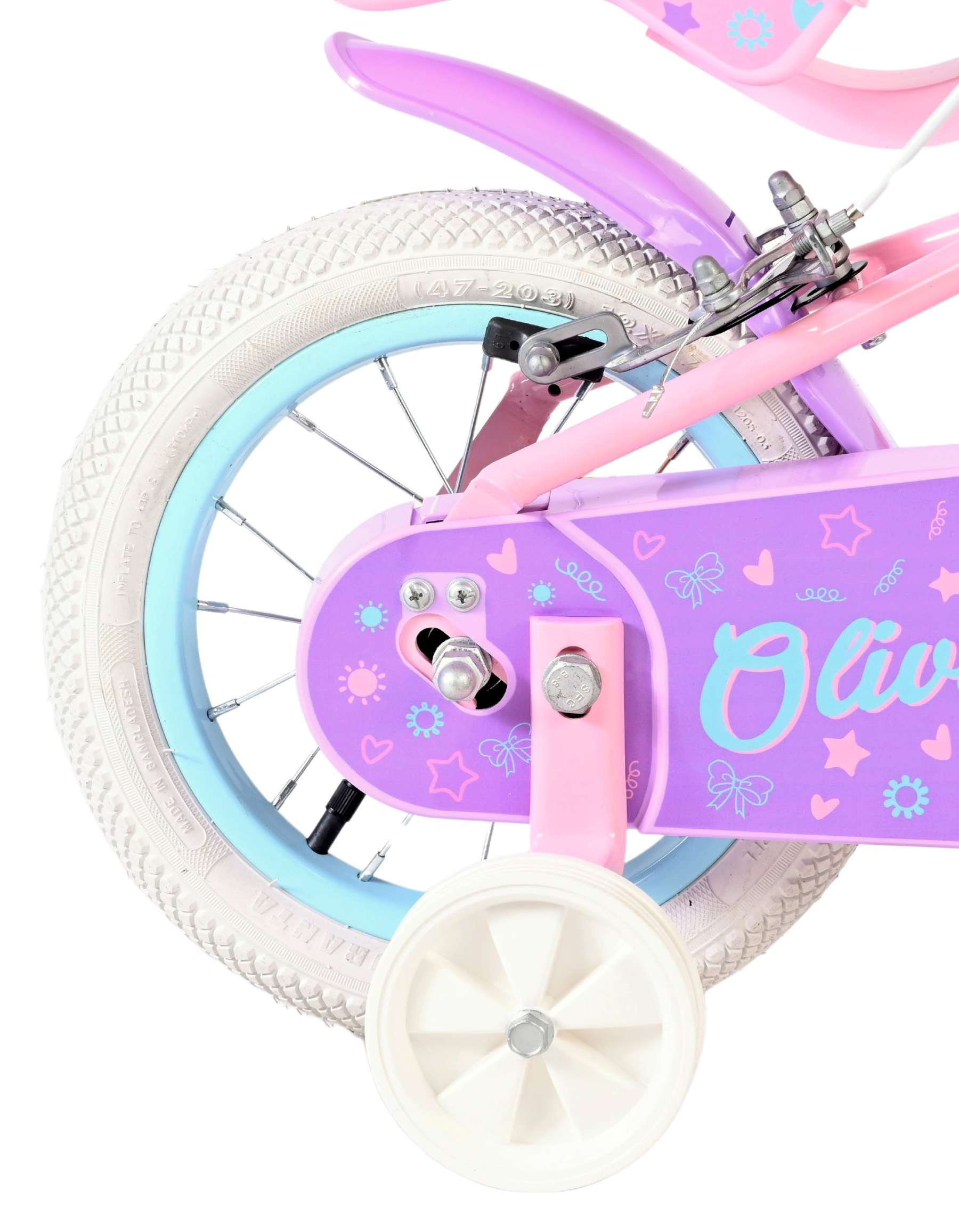 Nahaufnahme des Hinterrads eines pink-violetten Kinderfahrrads mit Stützrädern.