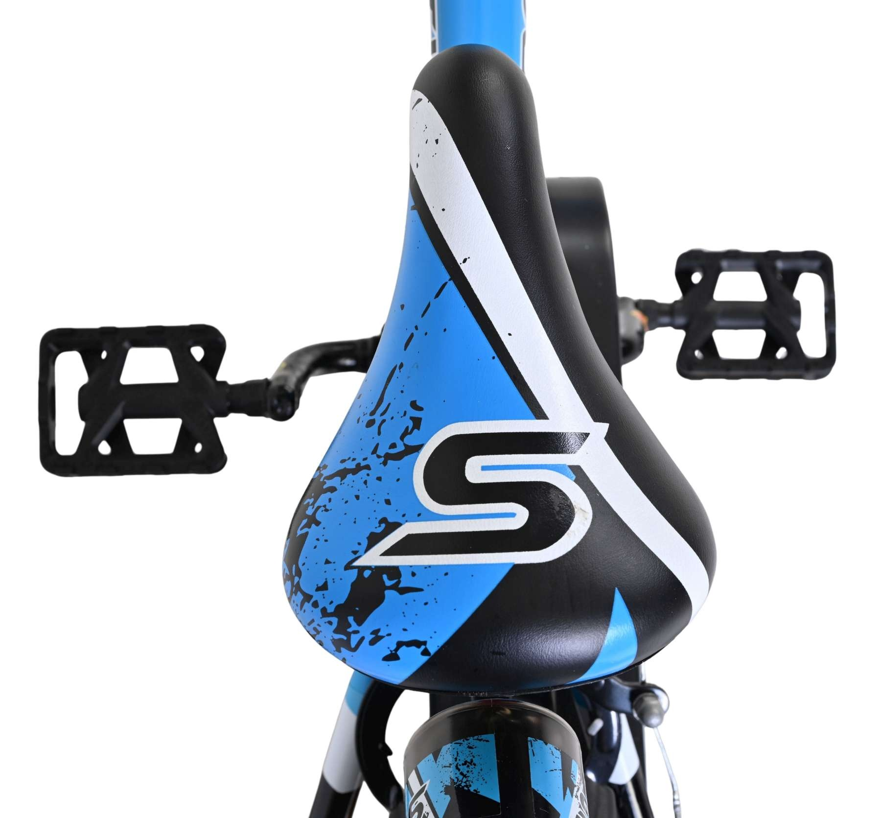 Ein schwarzer Fahrradsattel mit blauem Spritzdesign und einem weißen S-Logo.