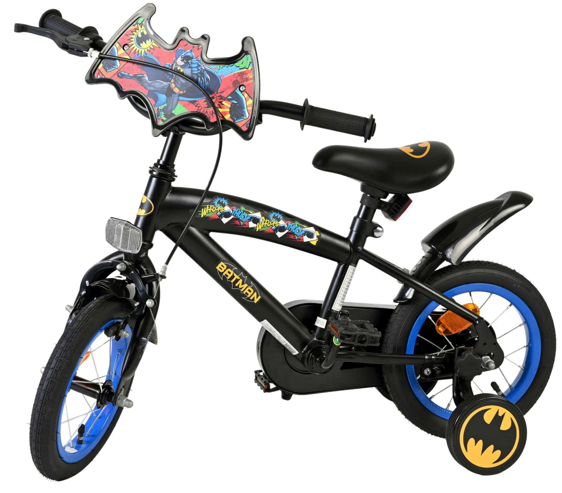 Schwarzes Batman-Fahrrad mit blauen Felgen, Stützrädern und Comic-Aufklebern.