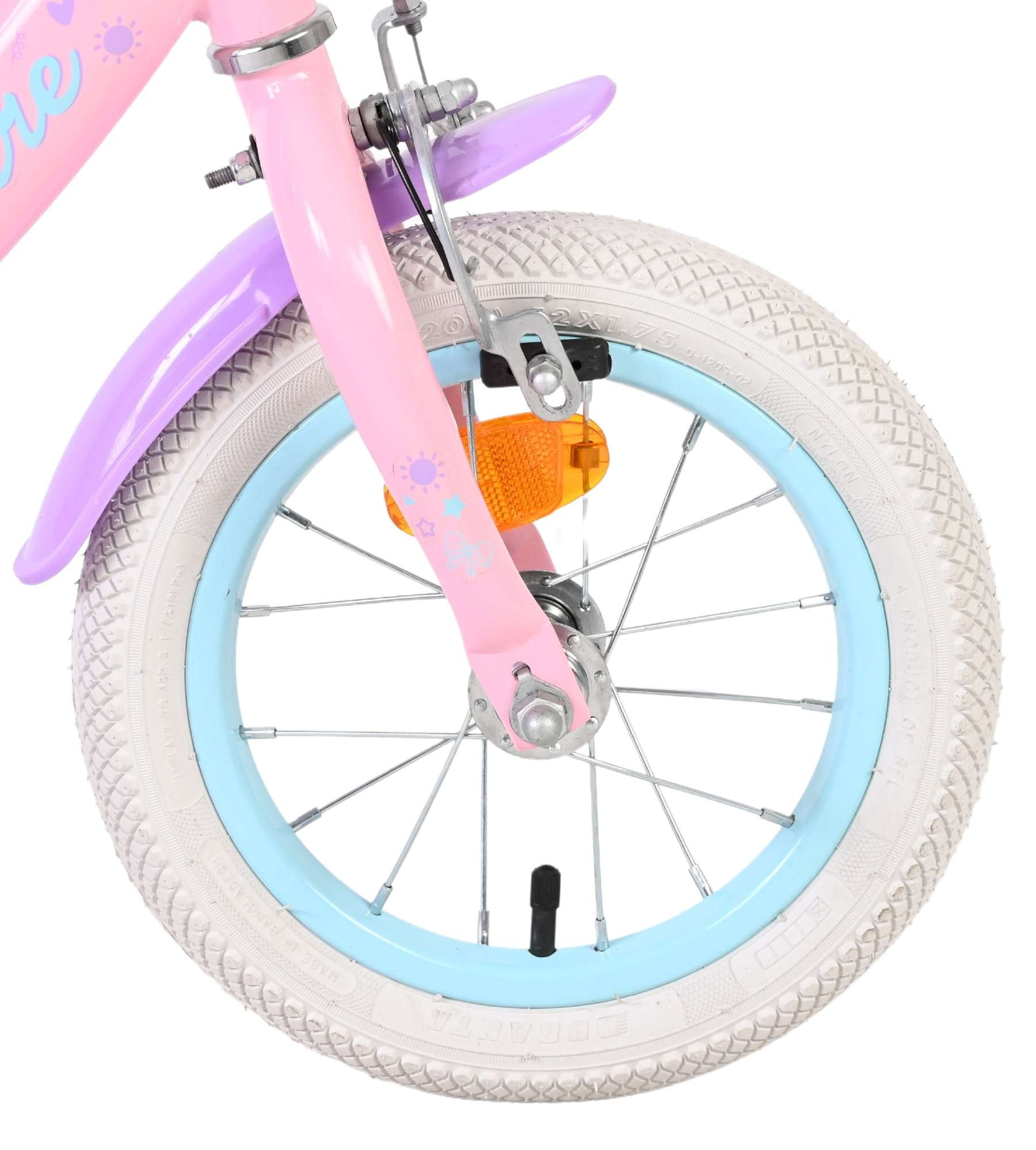 Vorderreifen eines rosa Kinderfahrrads mit blauem Felgenhorn und lila Schutzblech.