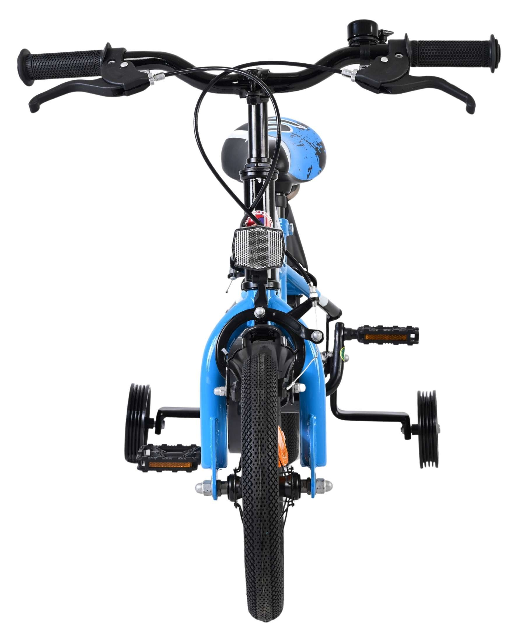 Ein blaues Kinderfahrrad mit Stützrädern, Lenker, Klingel und Reflektor.
