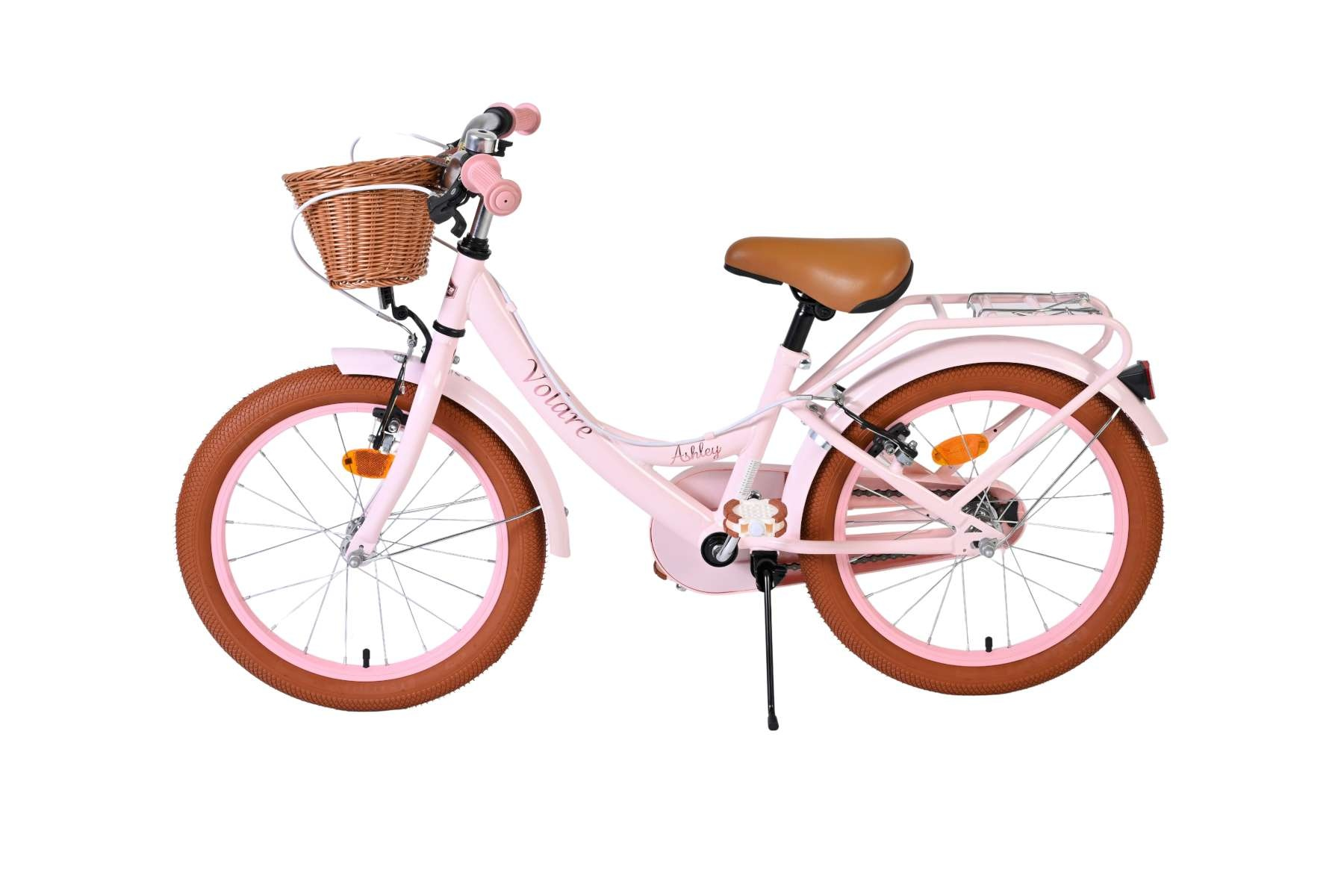 Ein rosafarbenes Mädchenfahrrad mit braunen Reifen, Korb und braunem Sattel.