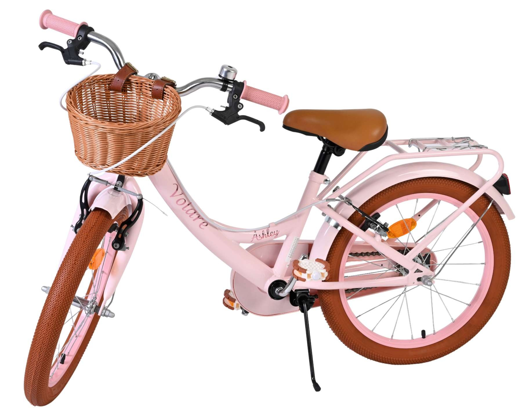 Ein rosafarbenes Mädchenfahrrad mit braunem Korb und braunem Sattel.