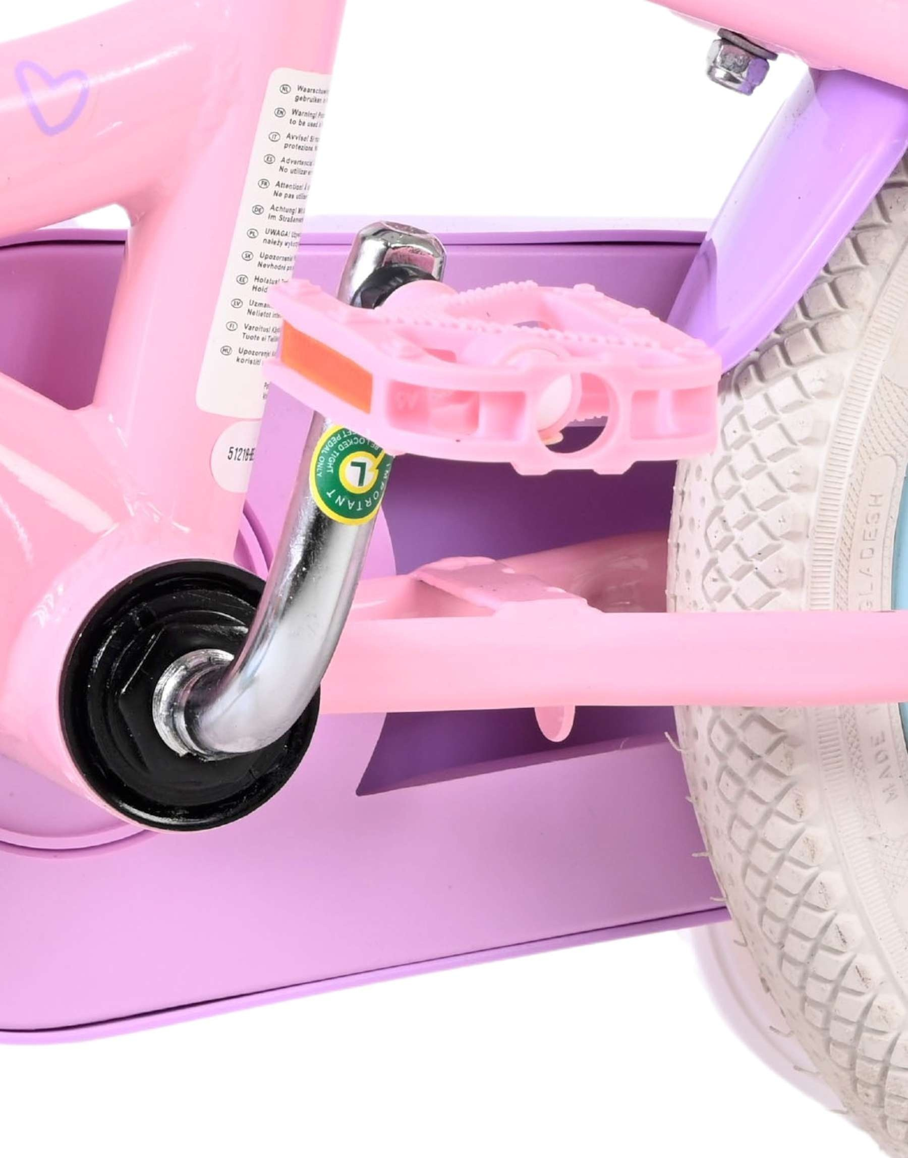 Nahaufnahme eines rosa Fahrradpedals und Rades mit Warnhinweisen.