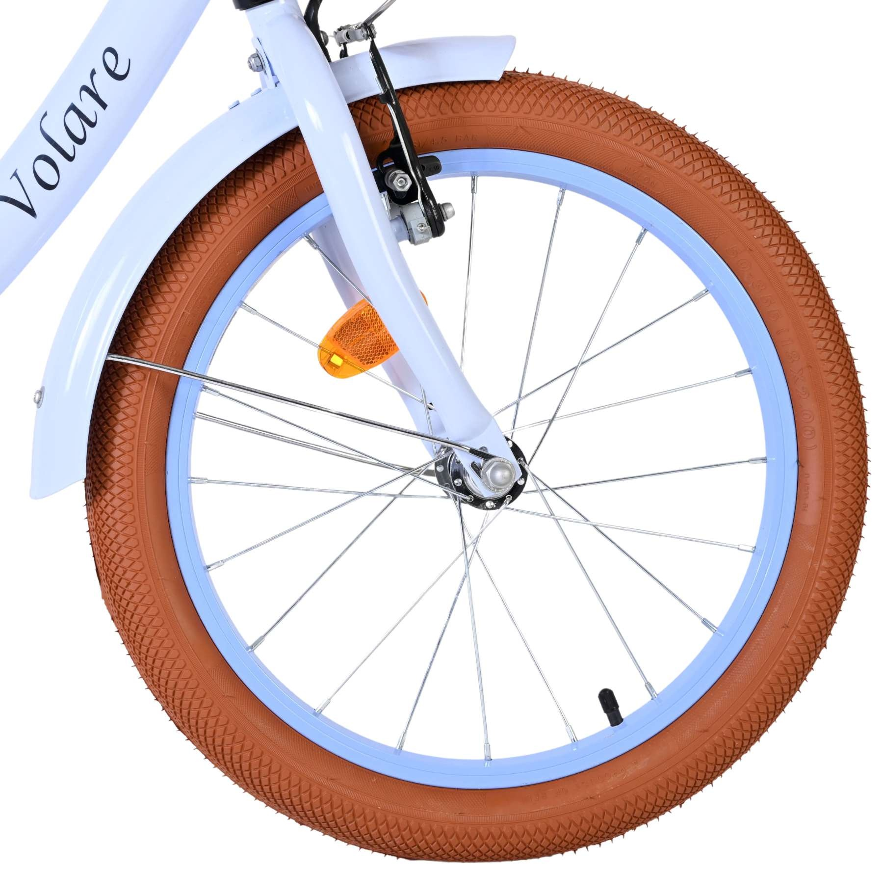 Neumático delantero de bicicleta blanca con banda de rodadura marrón y aro azul.