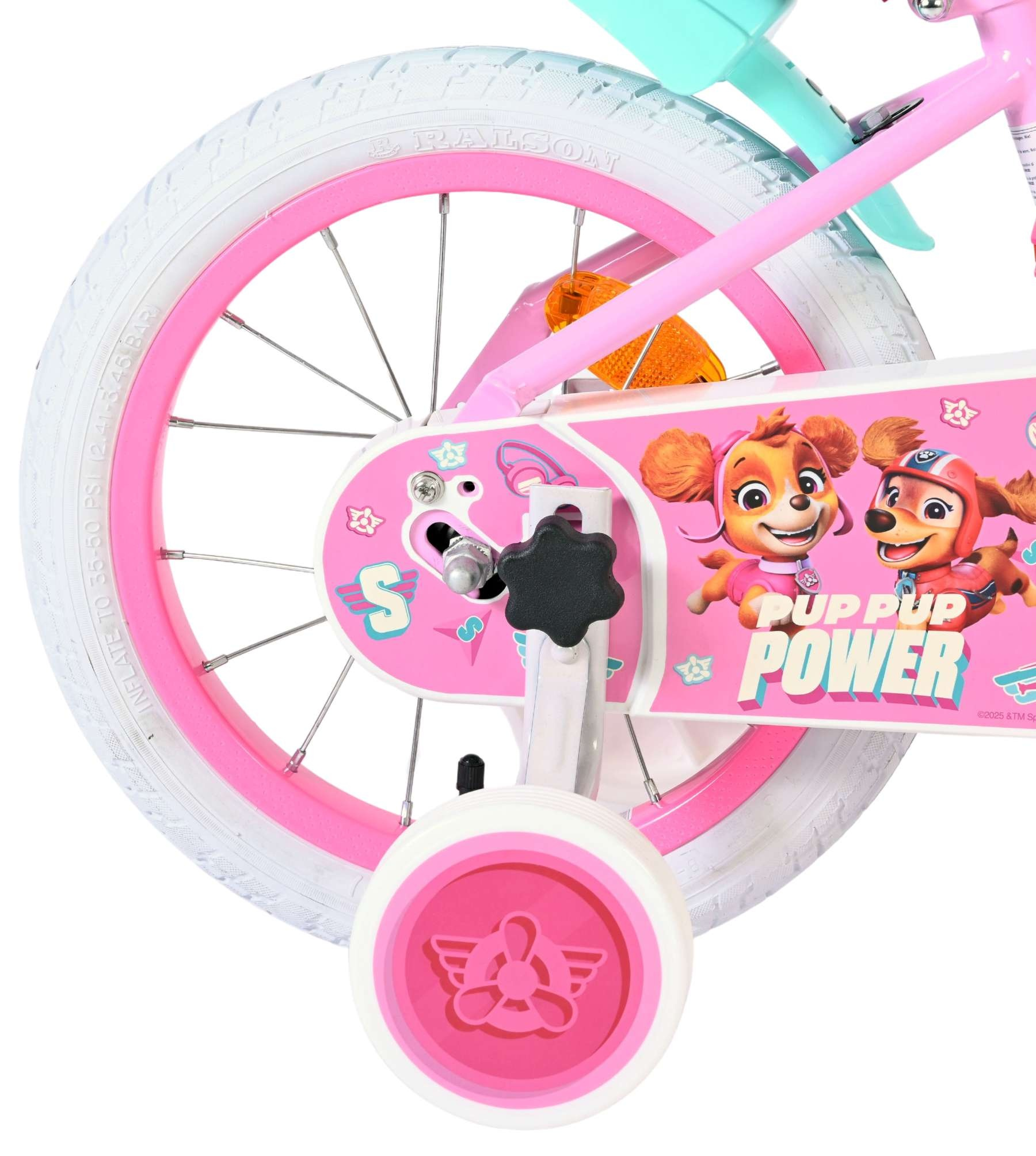 Rosa Kinderfahrrad mit Paw Patrol Aufklebern und Stützrädern.