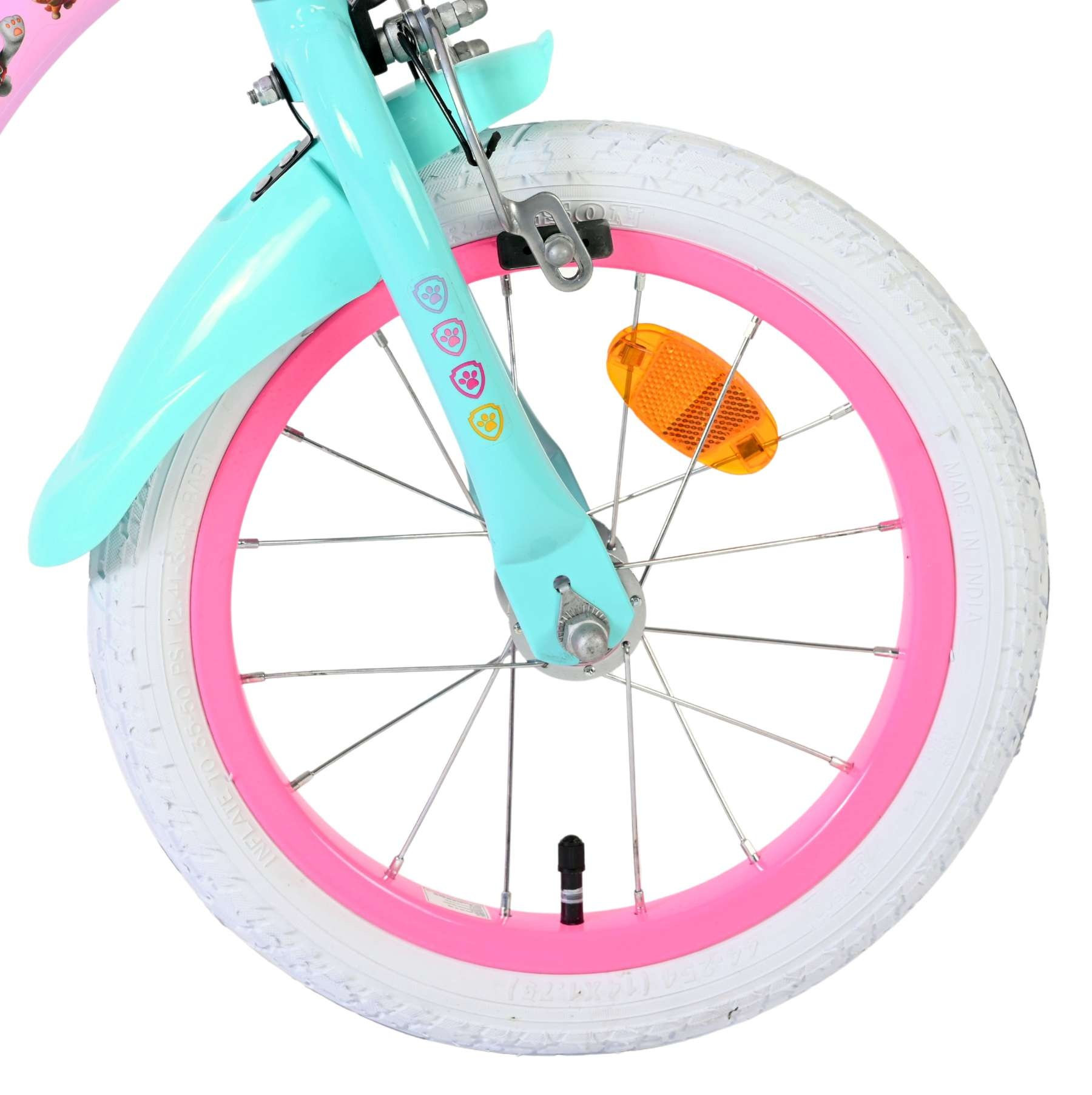 Ein türkisfarbener Fahrradschutzblech mit pinker Felge und weißem Reifen.