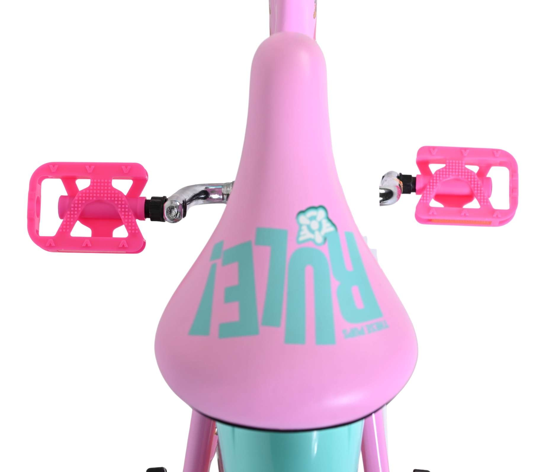 Ein pinker Fahrradsattel mit "RULE!"-Aufdruck und pinke Pedale.