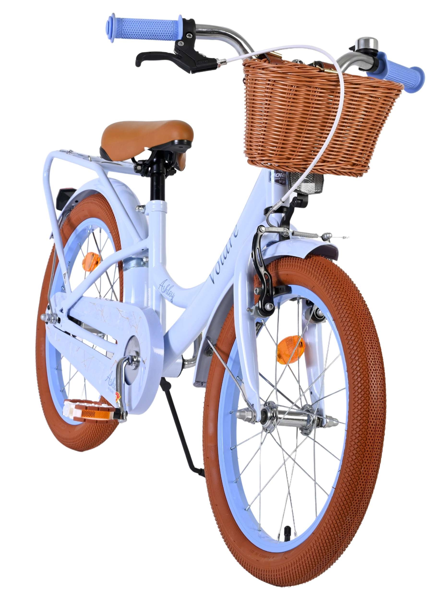 Una bicicleta infantil azul claro con ruedas marrones, cesta de mimbre y sillín marrón.