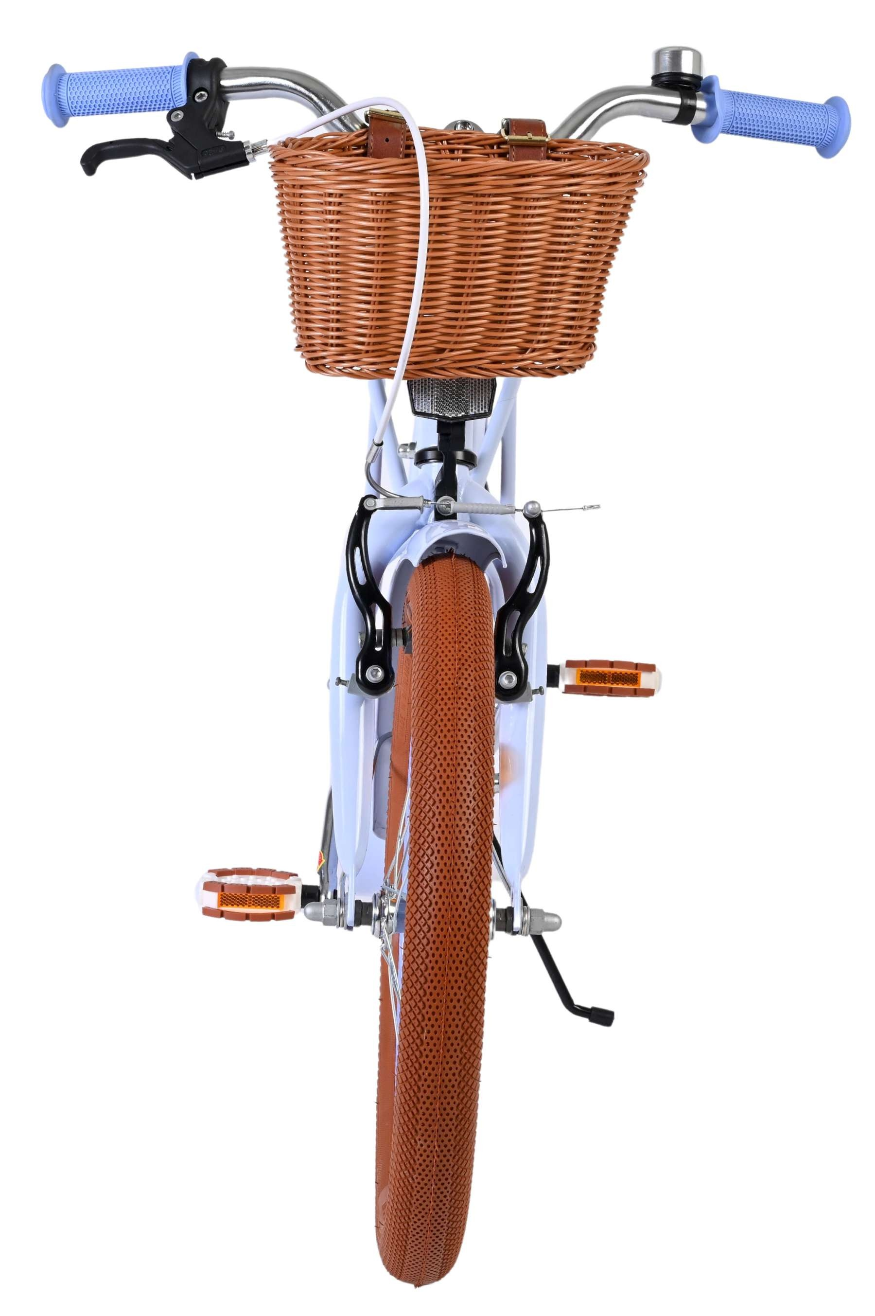 Una bicicleta azul claro con cesta y neumáticos marrones.