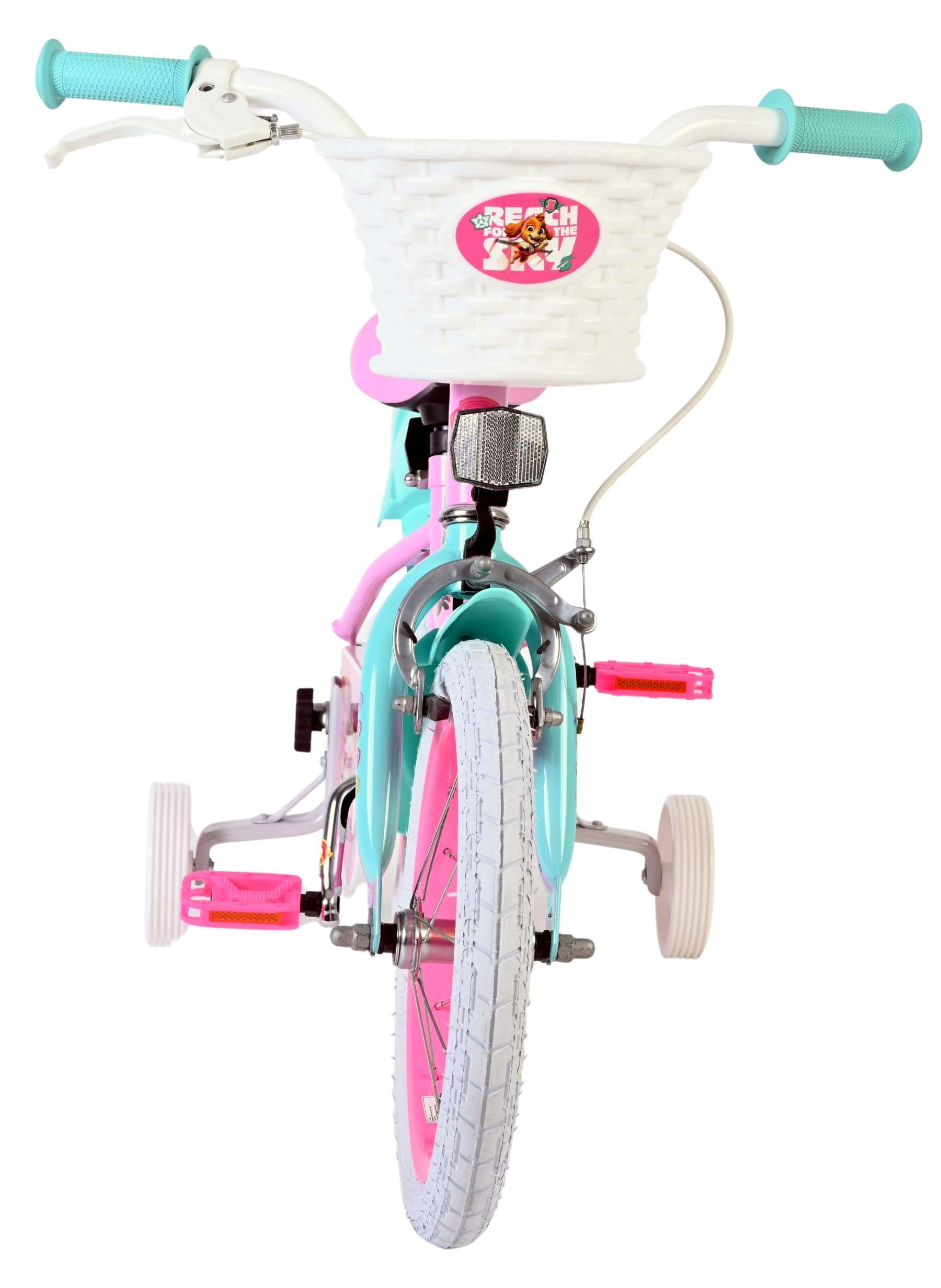 Ein pinkes und türkisfarbenes Kinderfahrrad mit Stützrädern und einem weißen Korb.