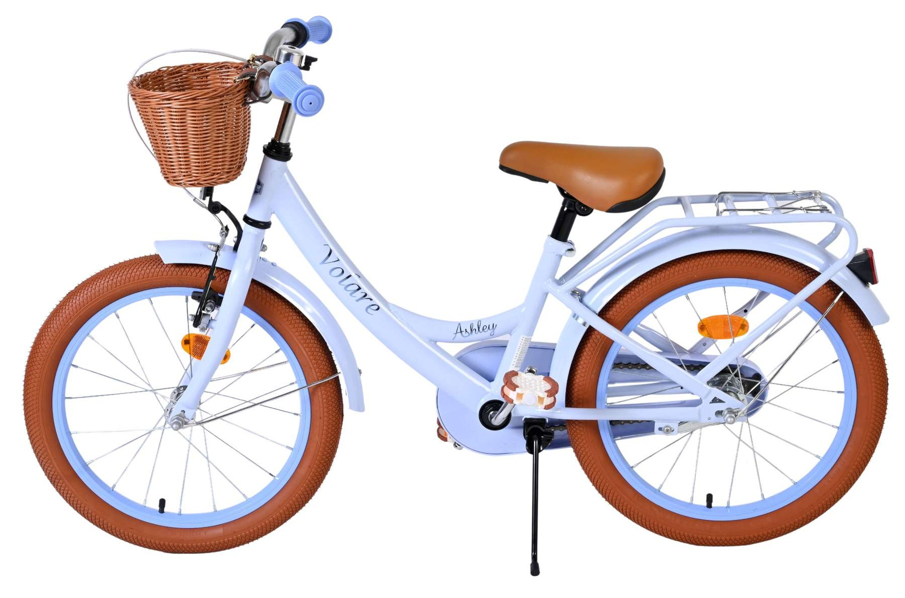 Una bicicleta infantil azul claro con neumáticos marrones, cesta de mimbre y sillín marrón.