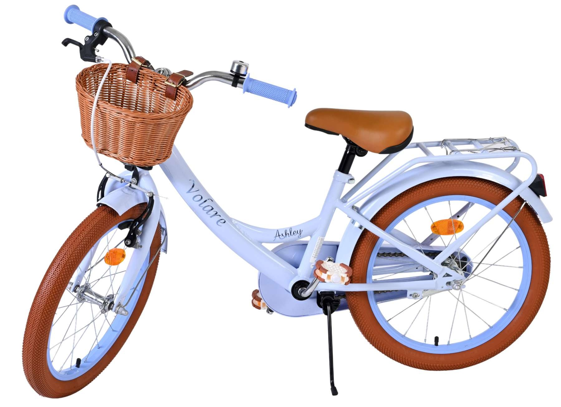 Una bicicleta de niña azul claro con cesta y sillín marrones.