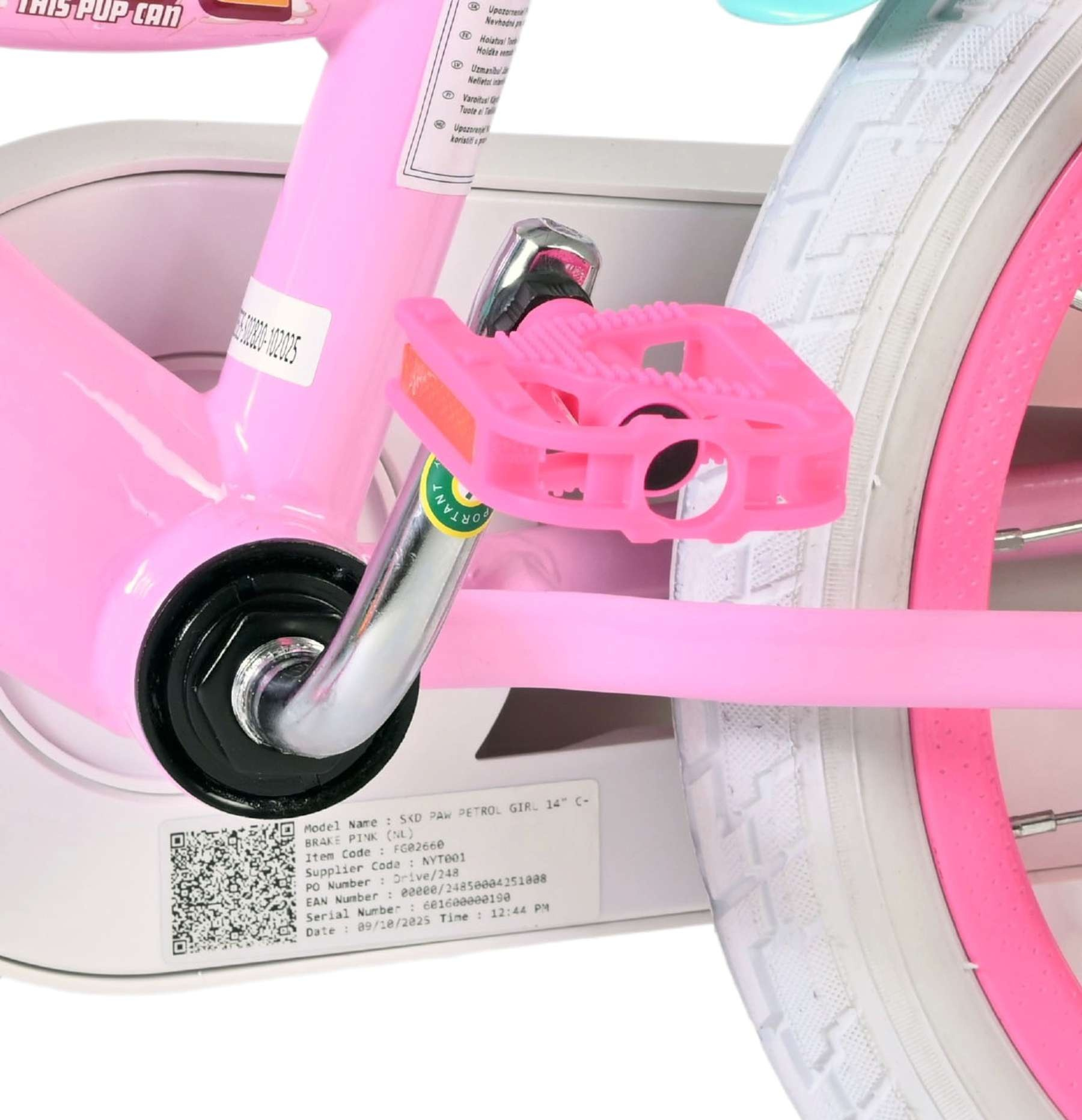 Nahaufnahme eines rosa Kinderfahrrads mit rosa Pedalen und einem weißen Reifen.
