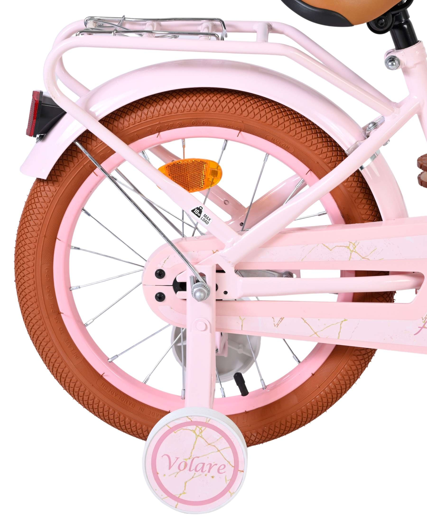 Ein rosa Kinderfahrrad mit braunen Reifen, Stützrädern und Gepäckträger.