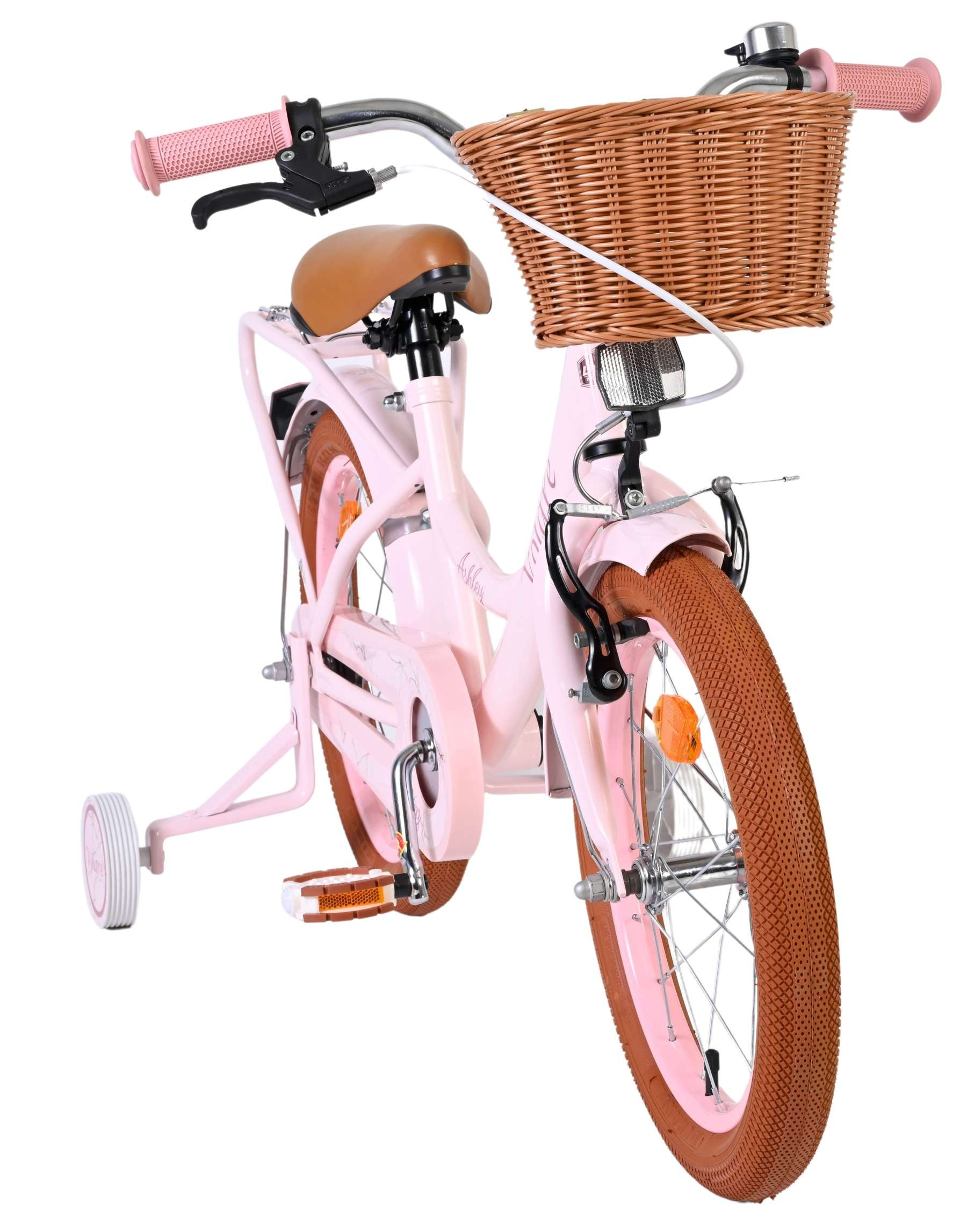Ein rosa Kinderfahrrad mit braunen Reifen, einem geflochtenen Korb und Stützrädern.